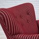 Fauteuil danois des années 1960, en laine de meuble rayée rouge, pieds en bois de chêne.