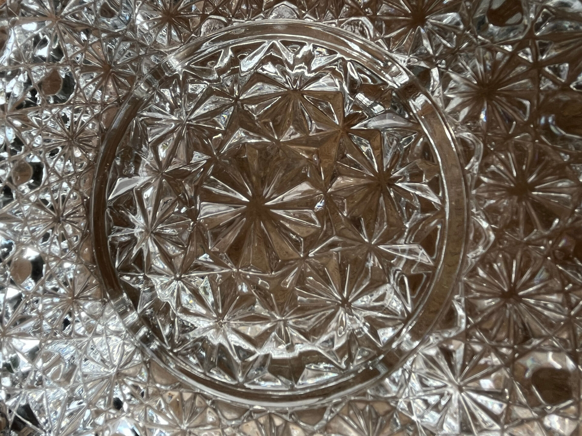 Plat en verre pressé
