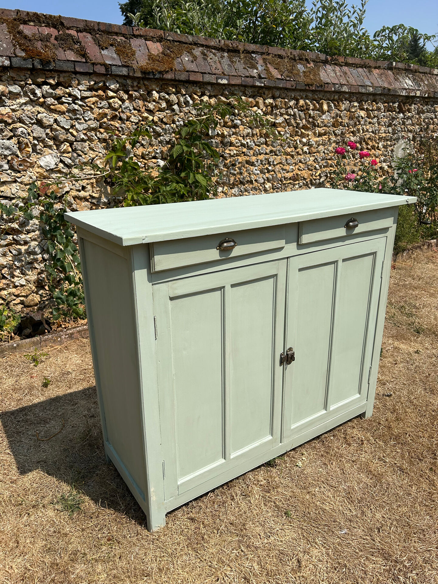 Buffet parisien vintage et son verrier vert d’eau