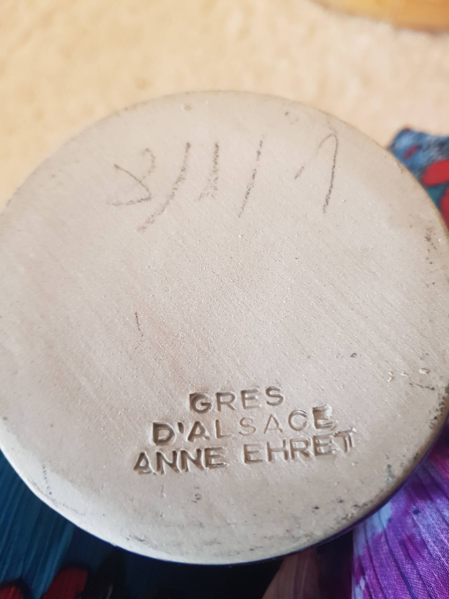 Pichet et 8 chopes signées Anne Ehret en grès d'Alsace
