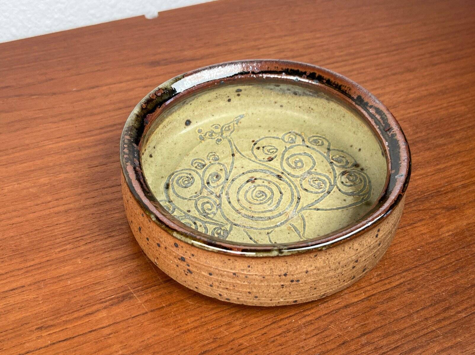 Mid-century modern Danish studio pottery bowl by Bente Lemche, 1960s.