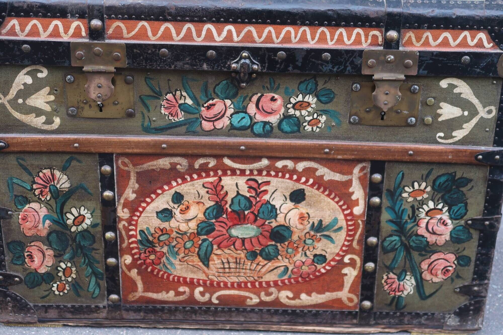 Large French wedding chest from the early 20th century.