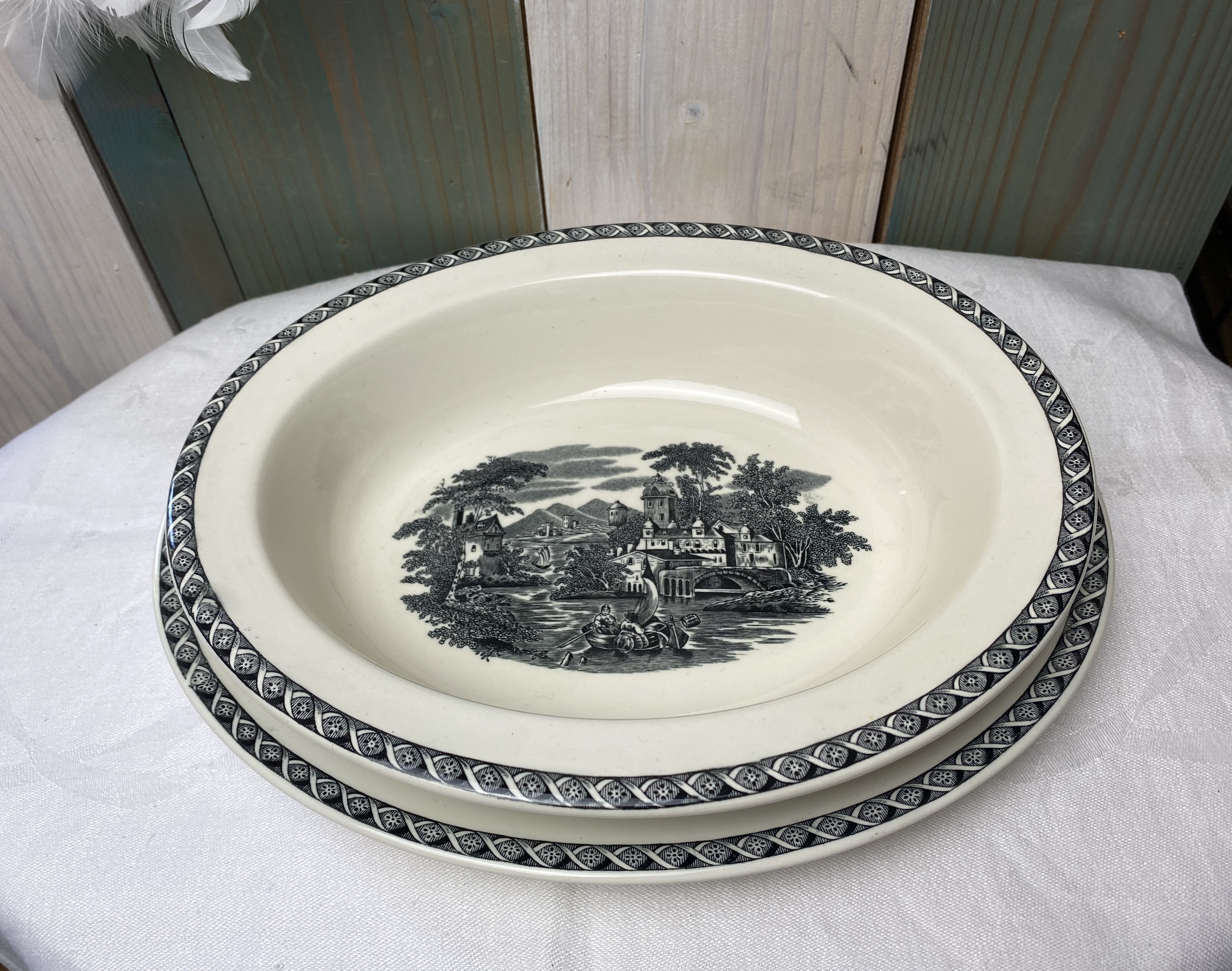 Set of 2 oval dishes in Wedgwood porcelain model "Lugano" old