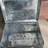 Ancienne boite noire en métal et fleurs début du siècle