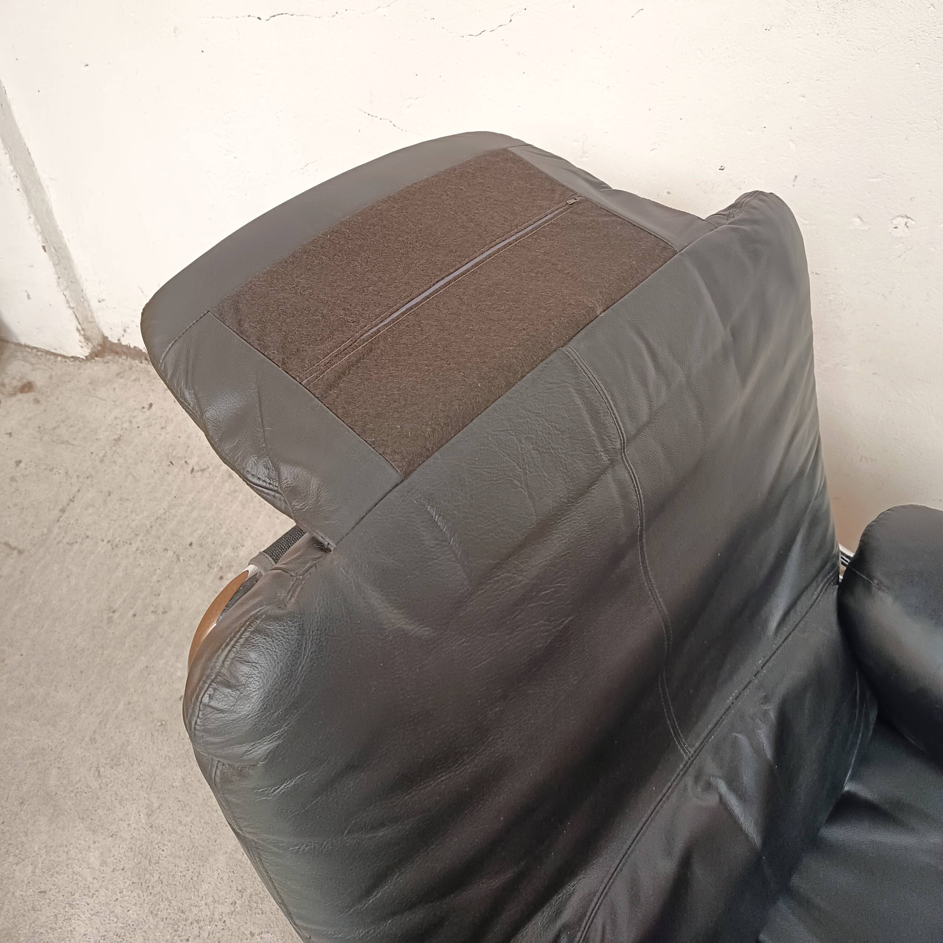 Black leather armchair, Italy 1970