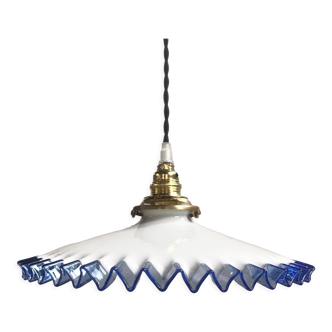 Serrated opaline suspension