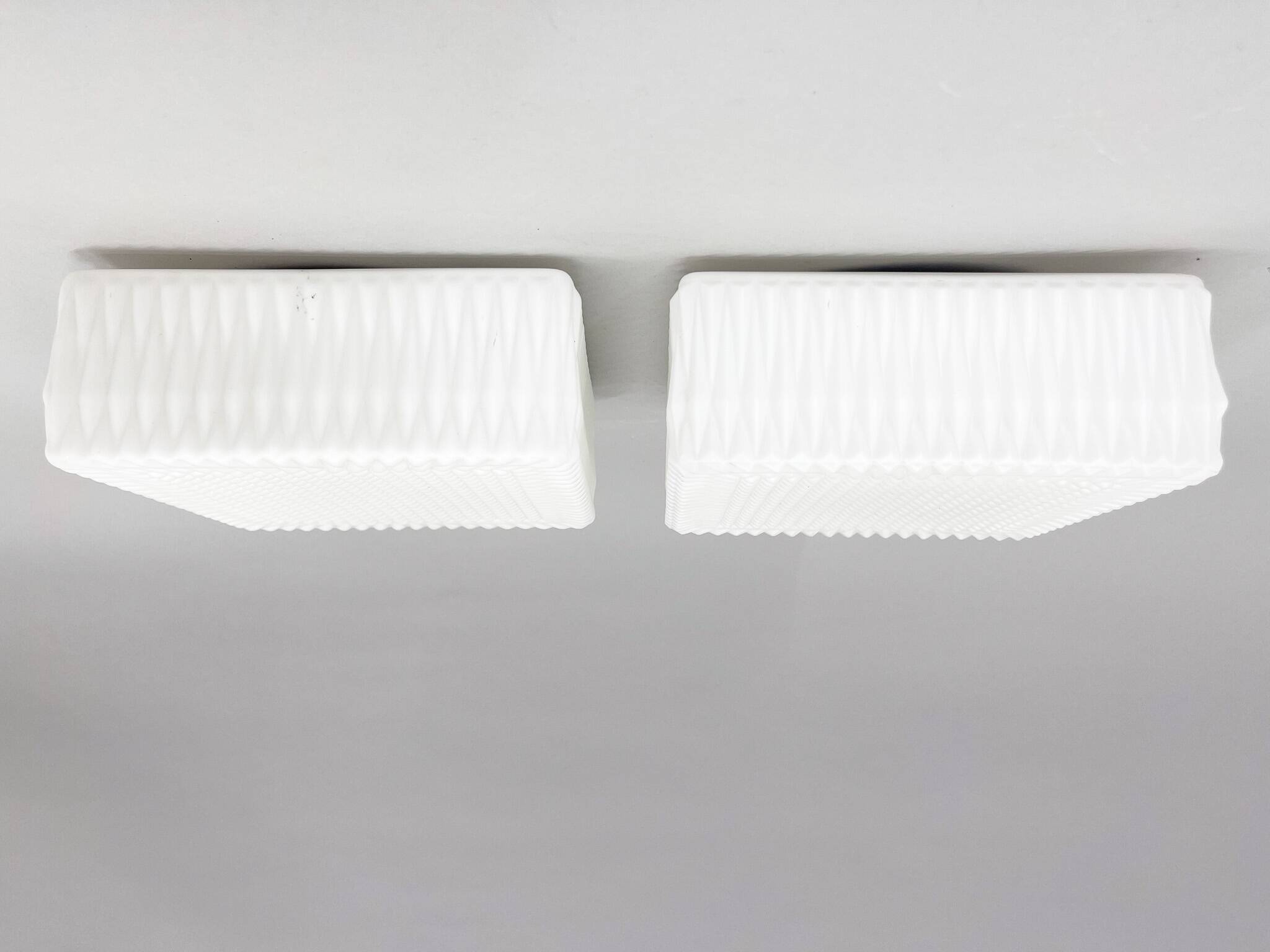 Paire de plafonniers vintage en verre de lait, Tchécoslovaquie