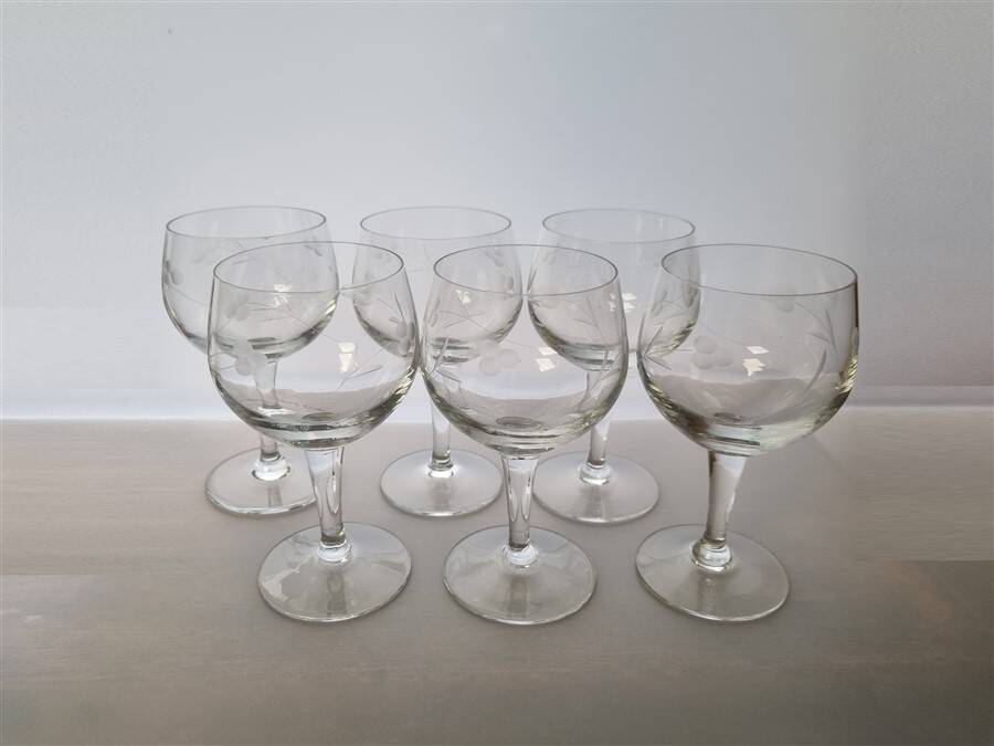 Set of 6 stemmed glasses