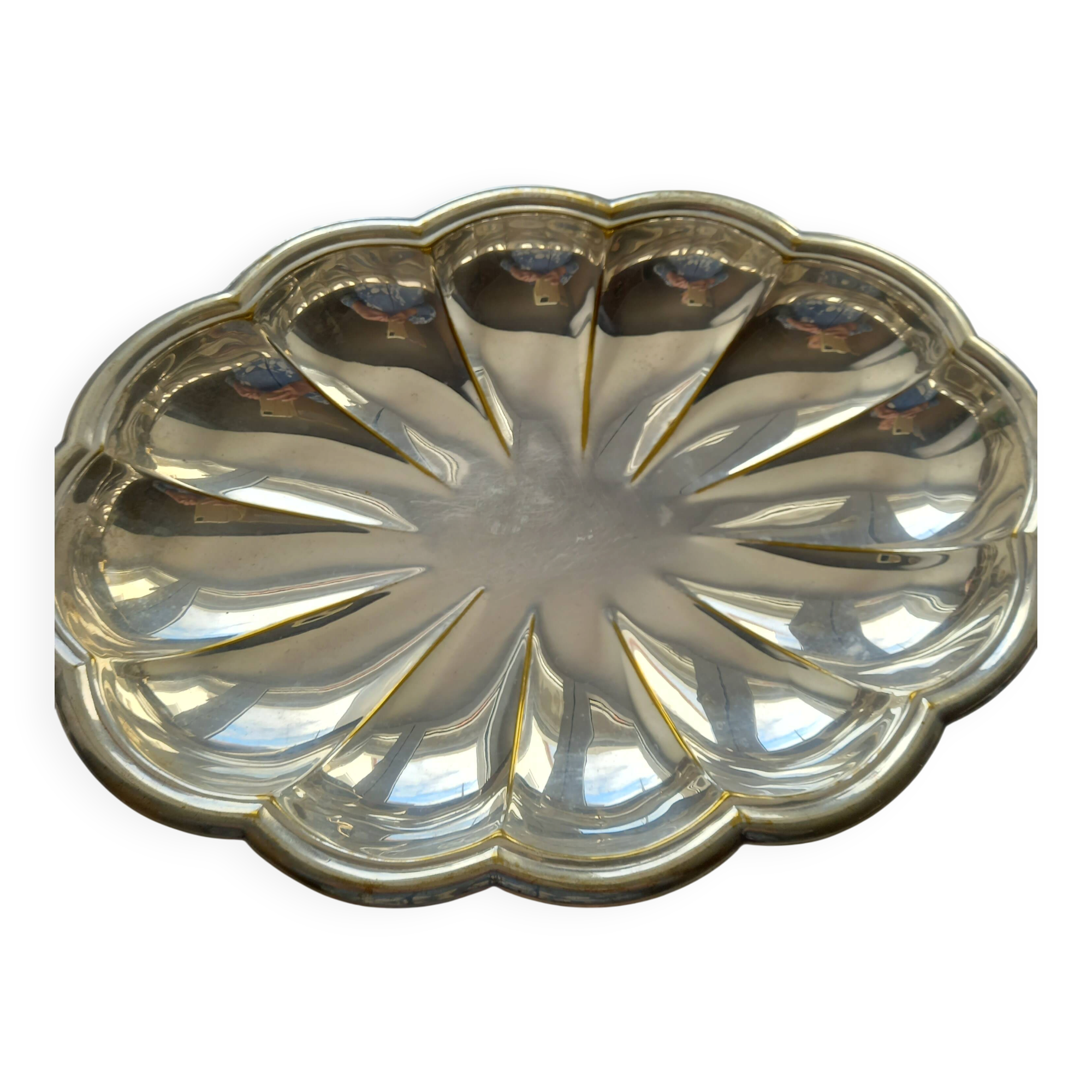 Metal tray with wavy edge
