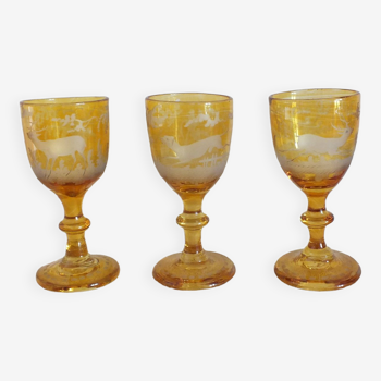 3 verres à liqueur ambres en cristal de Bohème