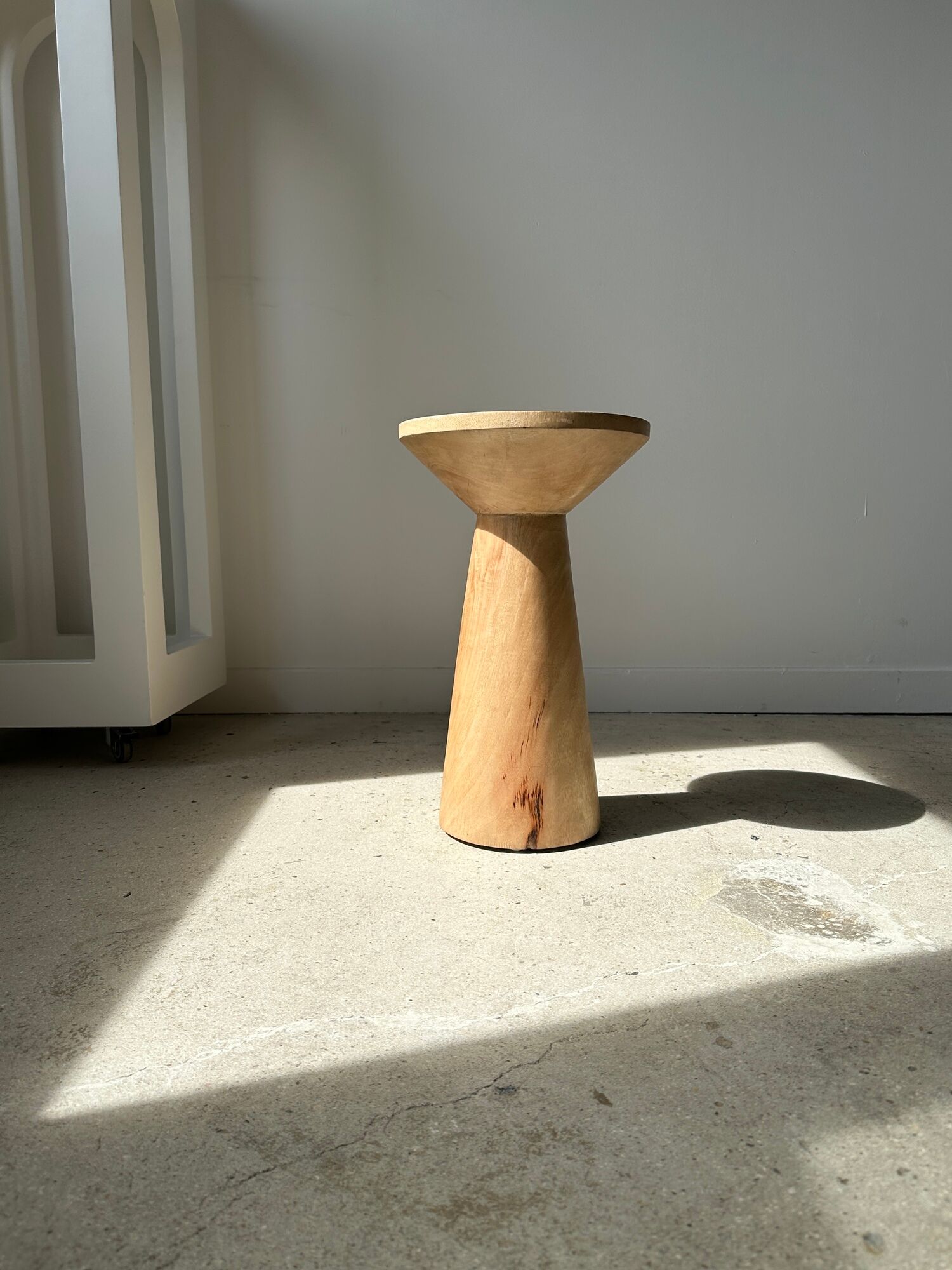 Side table, end of sofa in natural mango monoxyl conical tray H:50cm