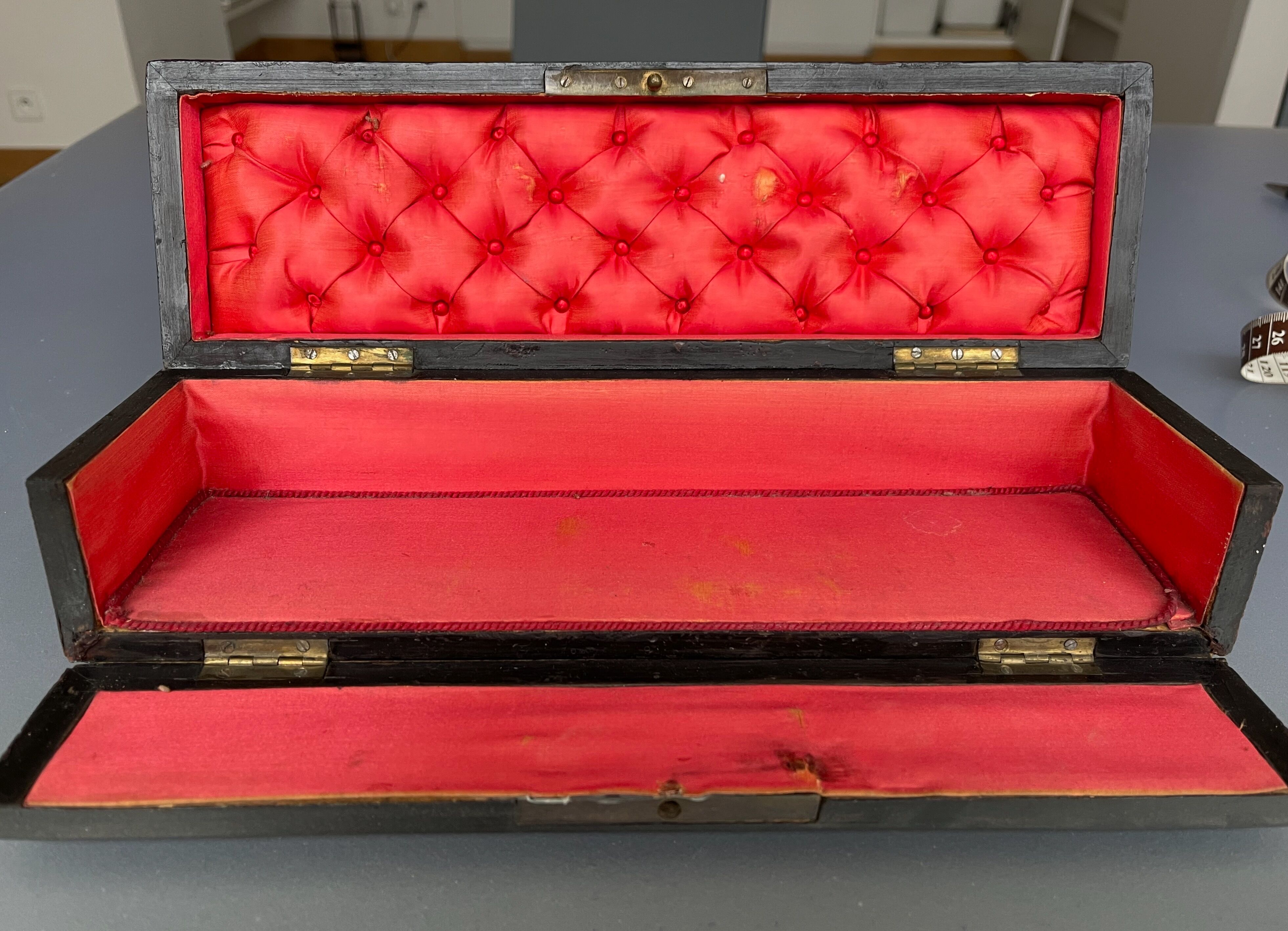 Inlaid N III glove box