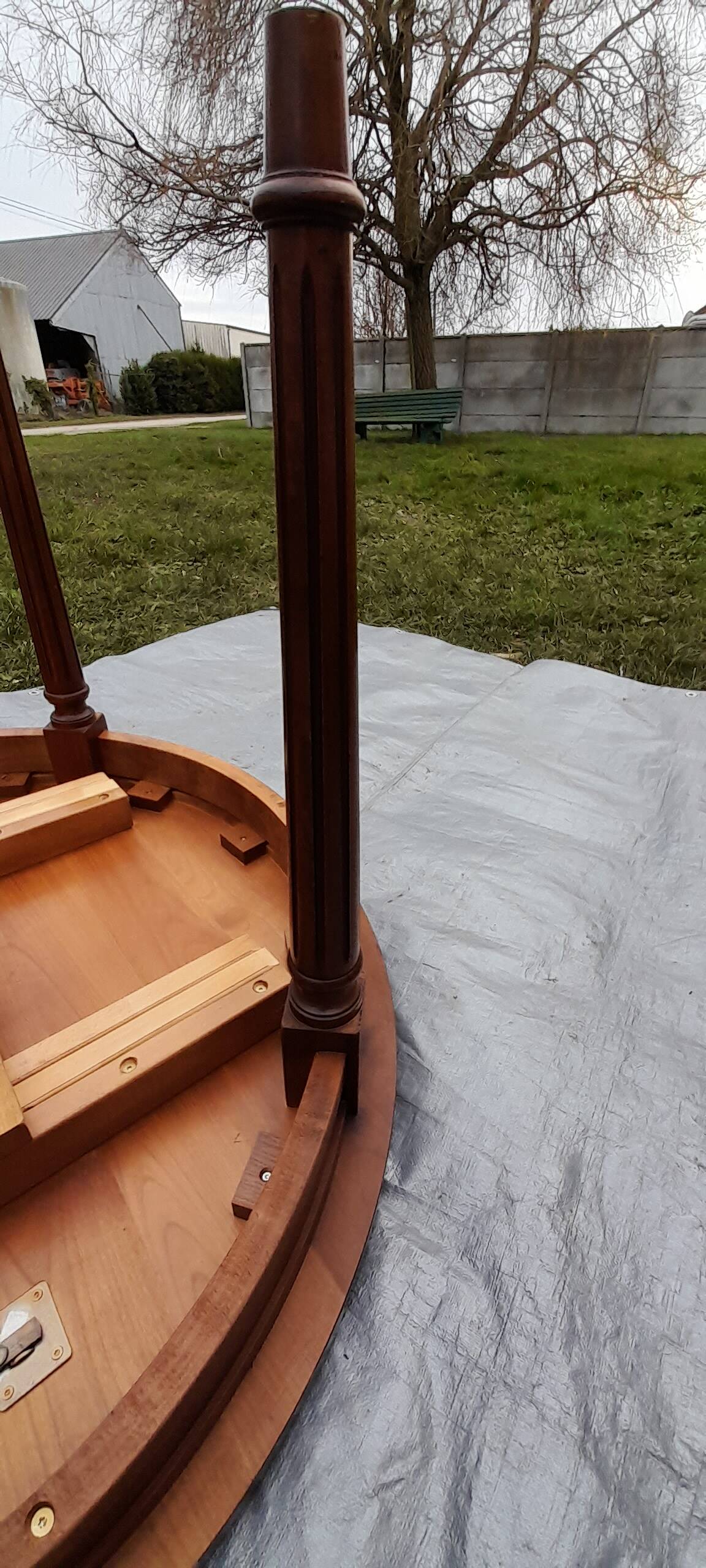 Round dining table in cherry-stained fruitwood with 2 extensions diam 110 cm