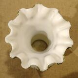Ancien vase opaline blanche à décor de chardons en relief peint ht 23,6 cm