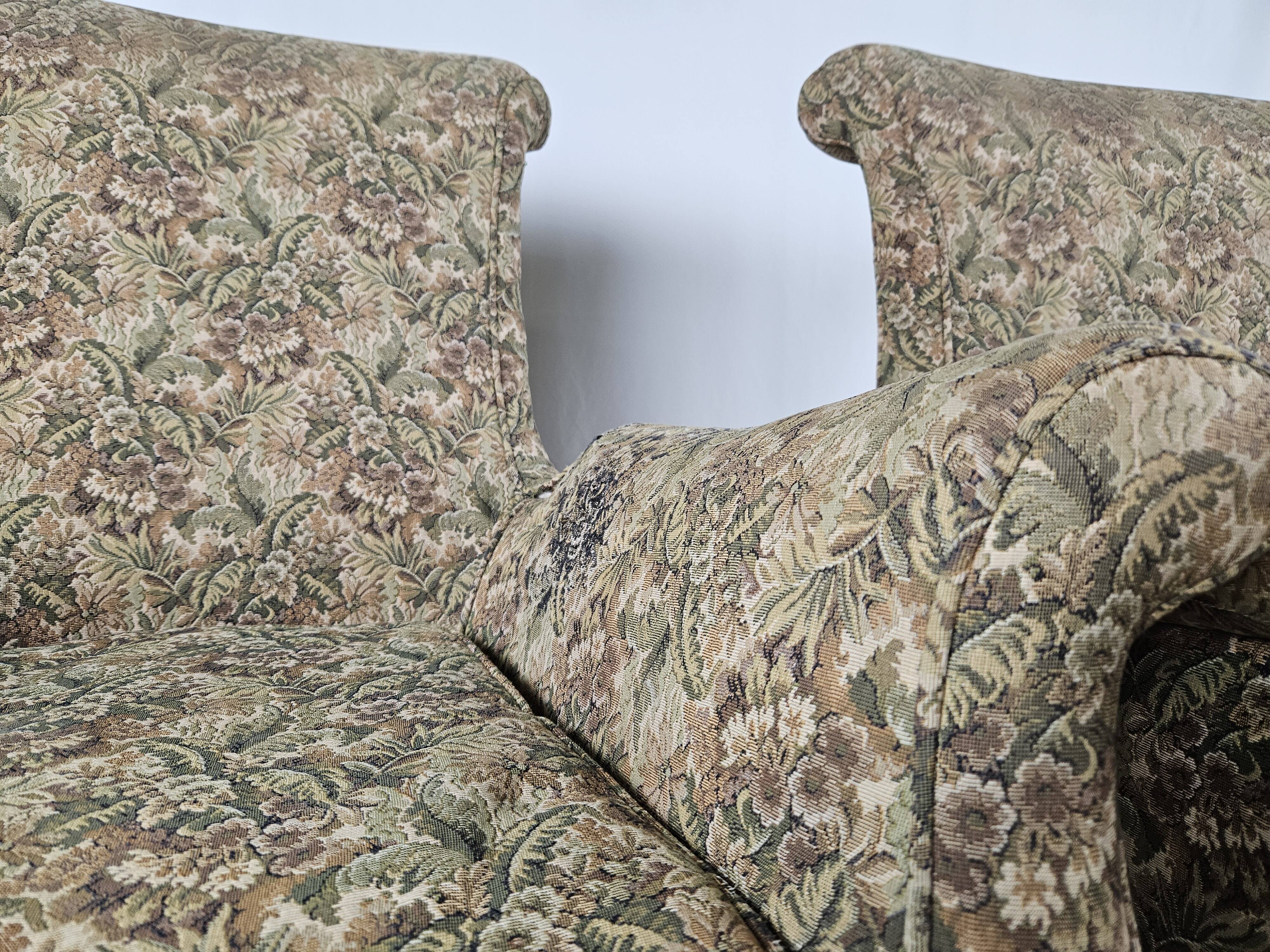 Paire de fauteuils fleuris années 70 avec pieds en bois