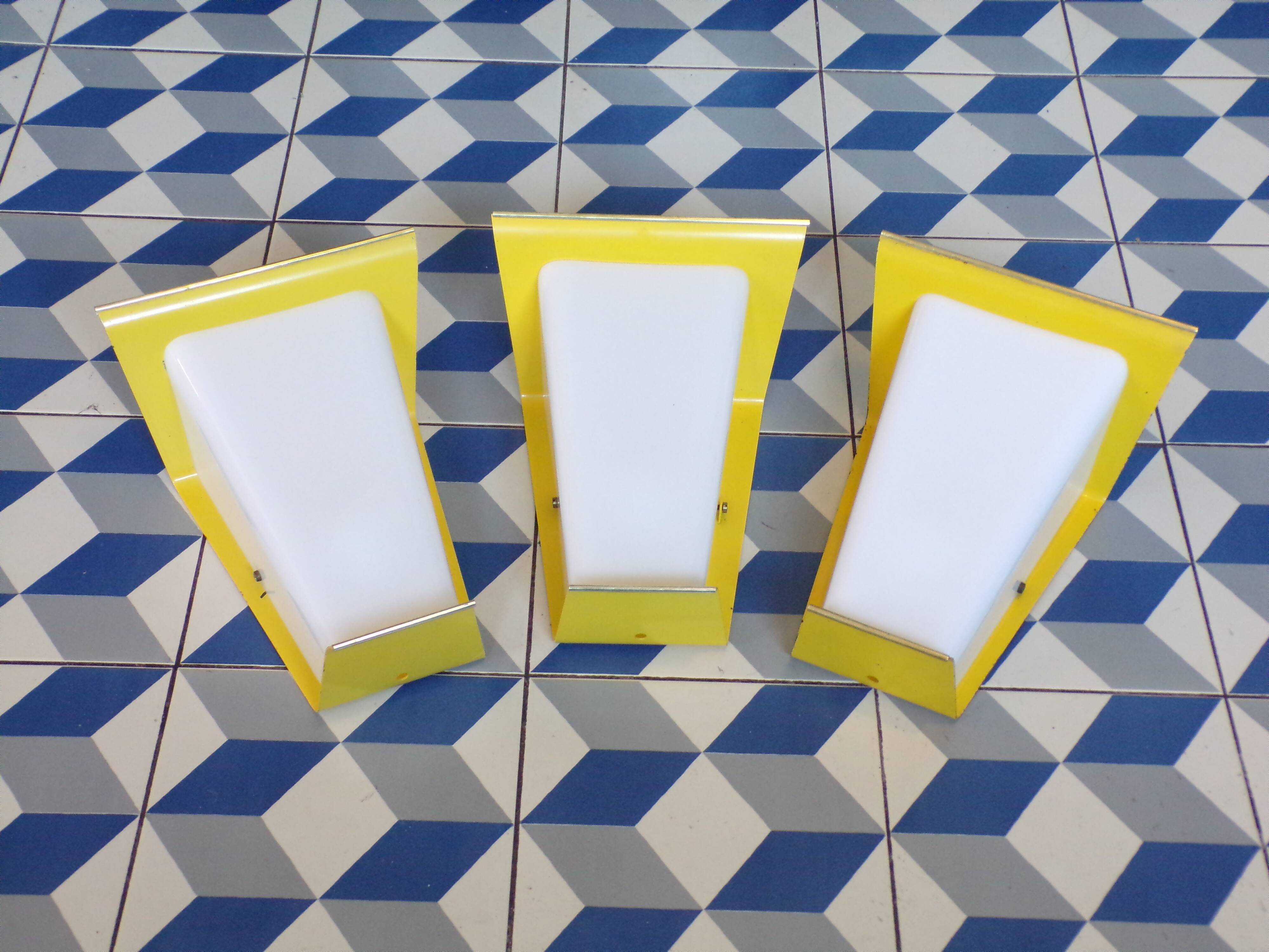 Trio d'appliques modernistes en tôle