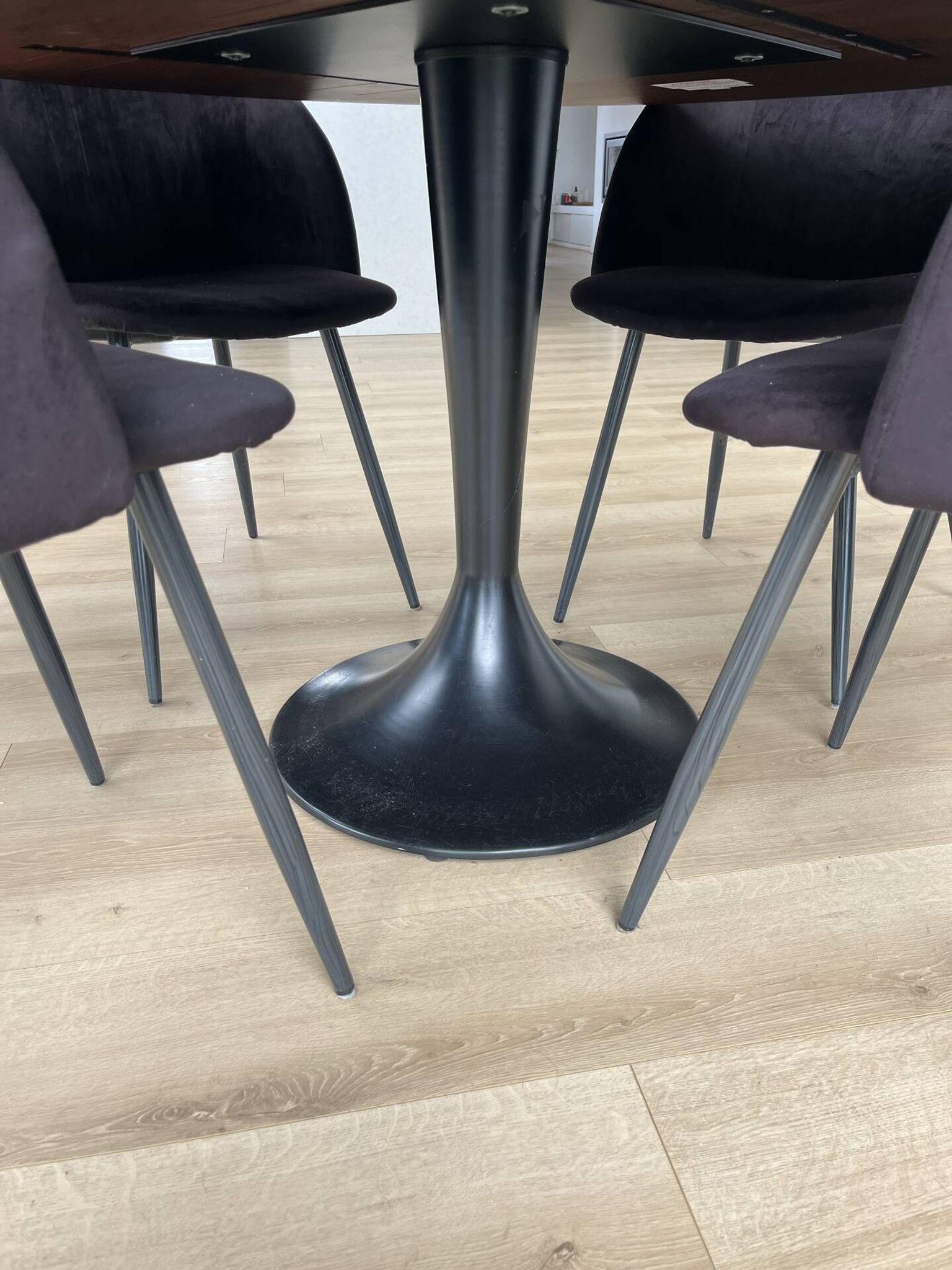 Dining table in walnut AM.PM