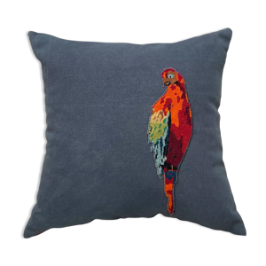Coussin upcyclé le perroquet