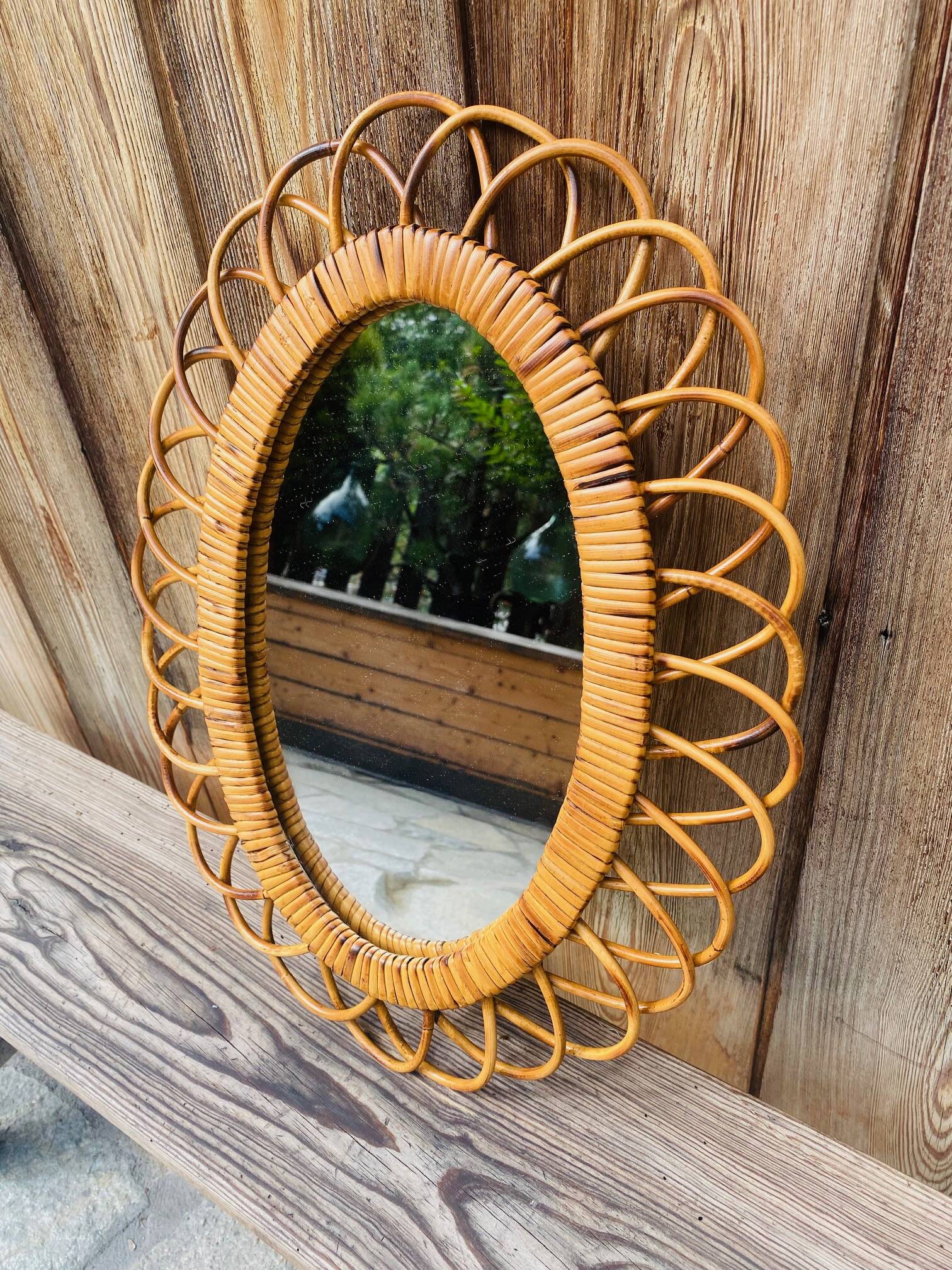 Vintage oval rattan mirror from the 60s/70s.