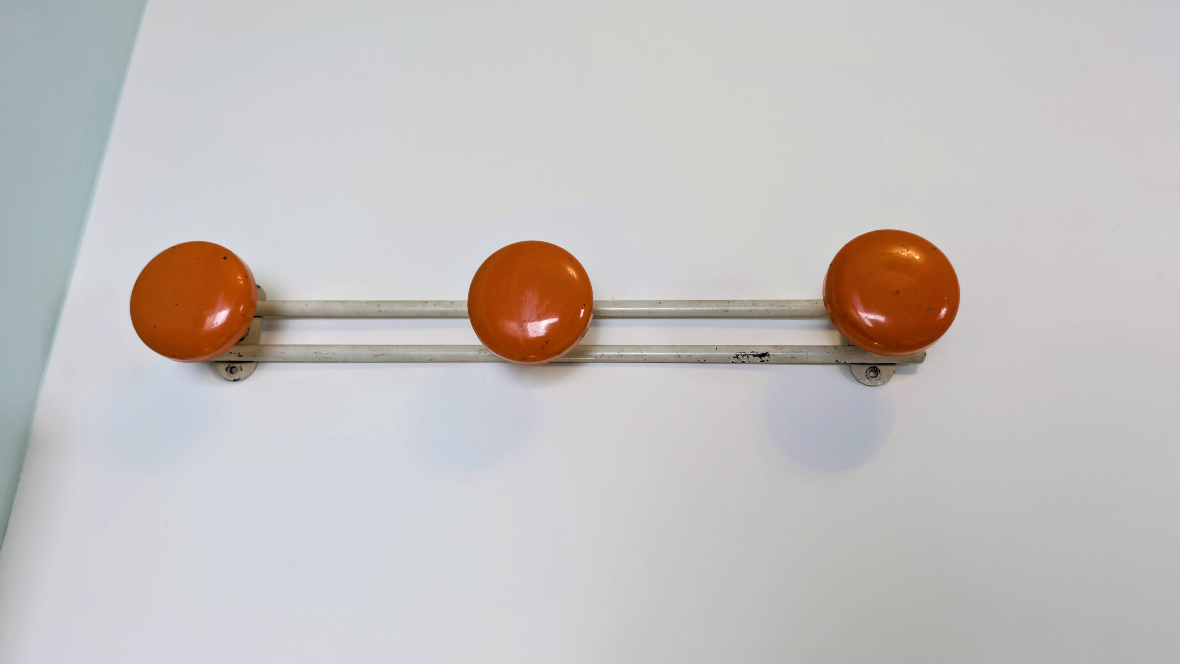 Vintage orange triple coat hook — metal and lacquered discs from the 60s/70s