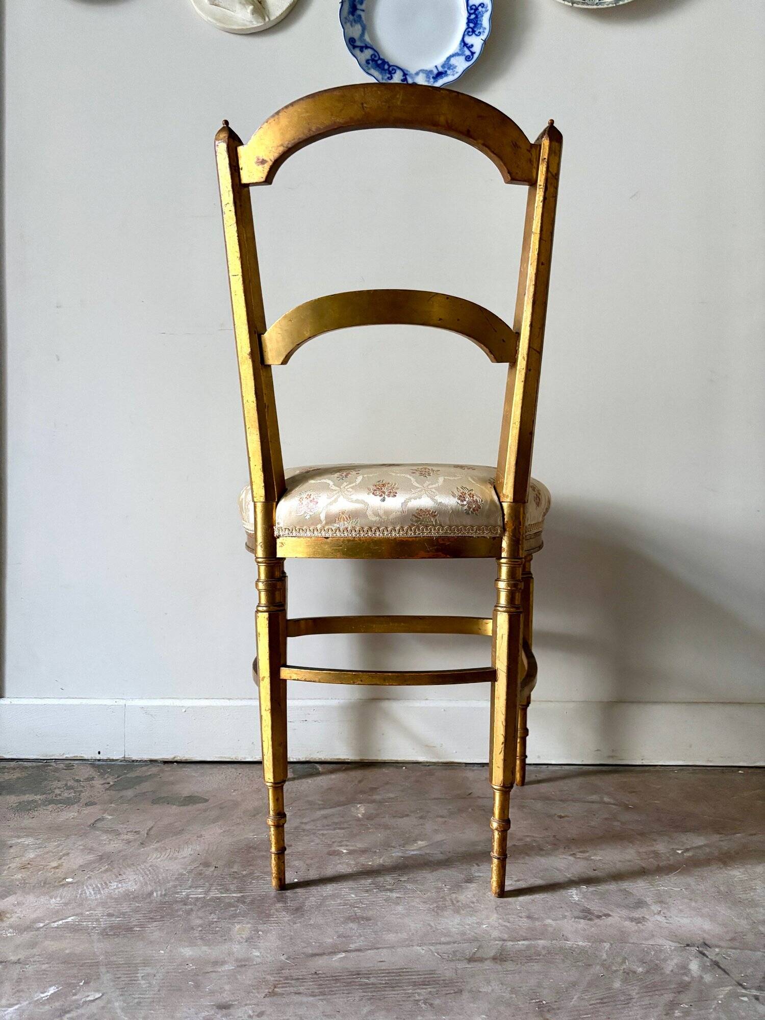 Chaise Napoléon III en bois doré et coton fleuri, XIXème siècle
