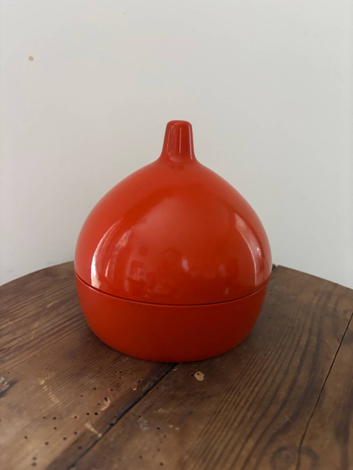 Vintage design 60s small round orange box