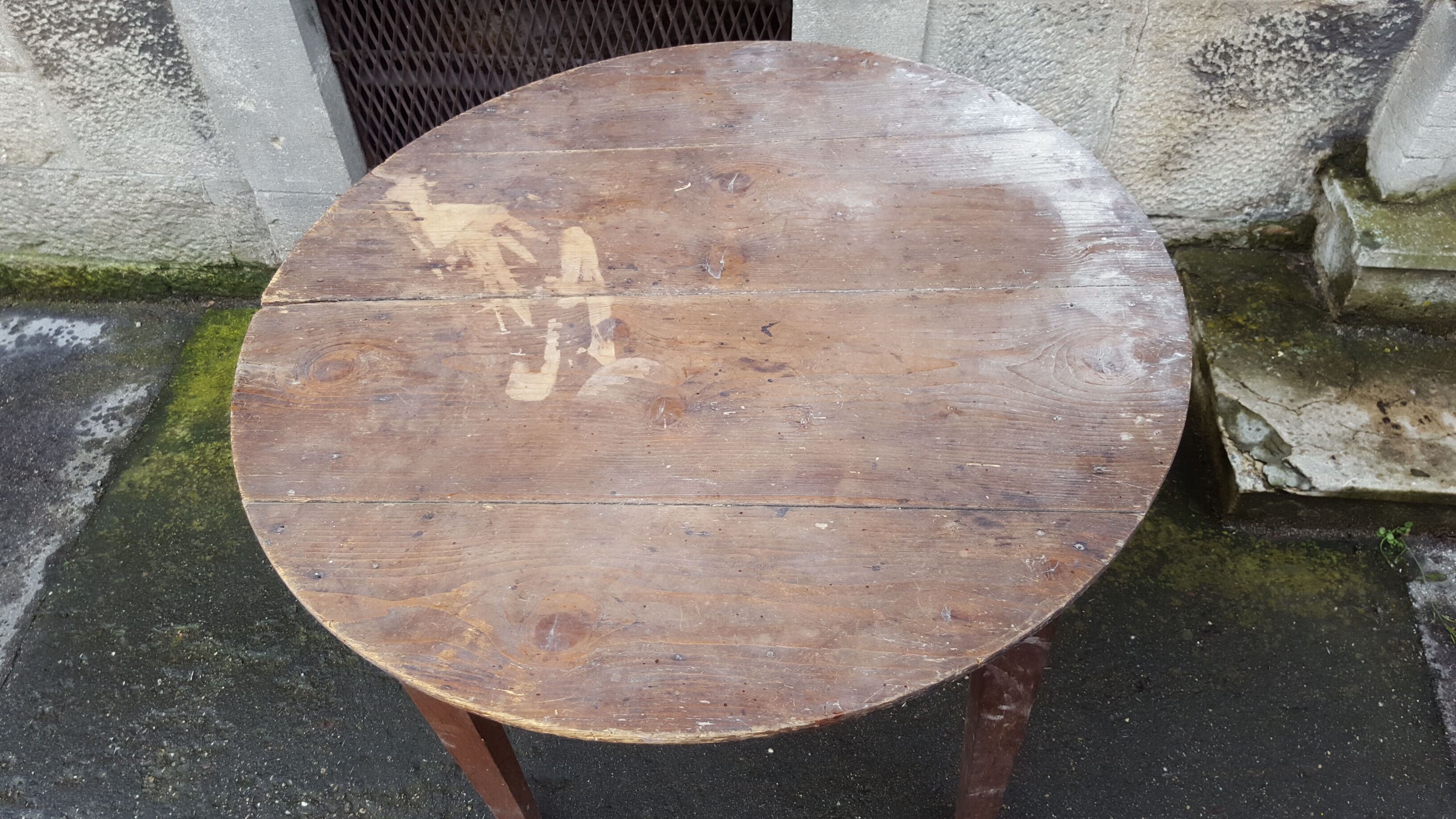 Round pine table spindle legs