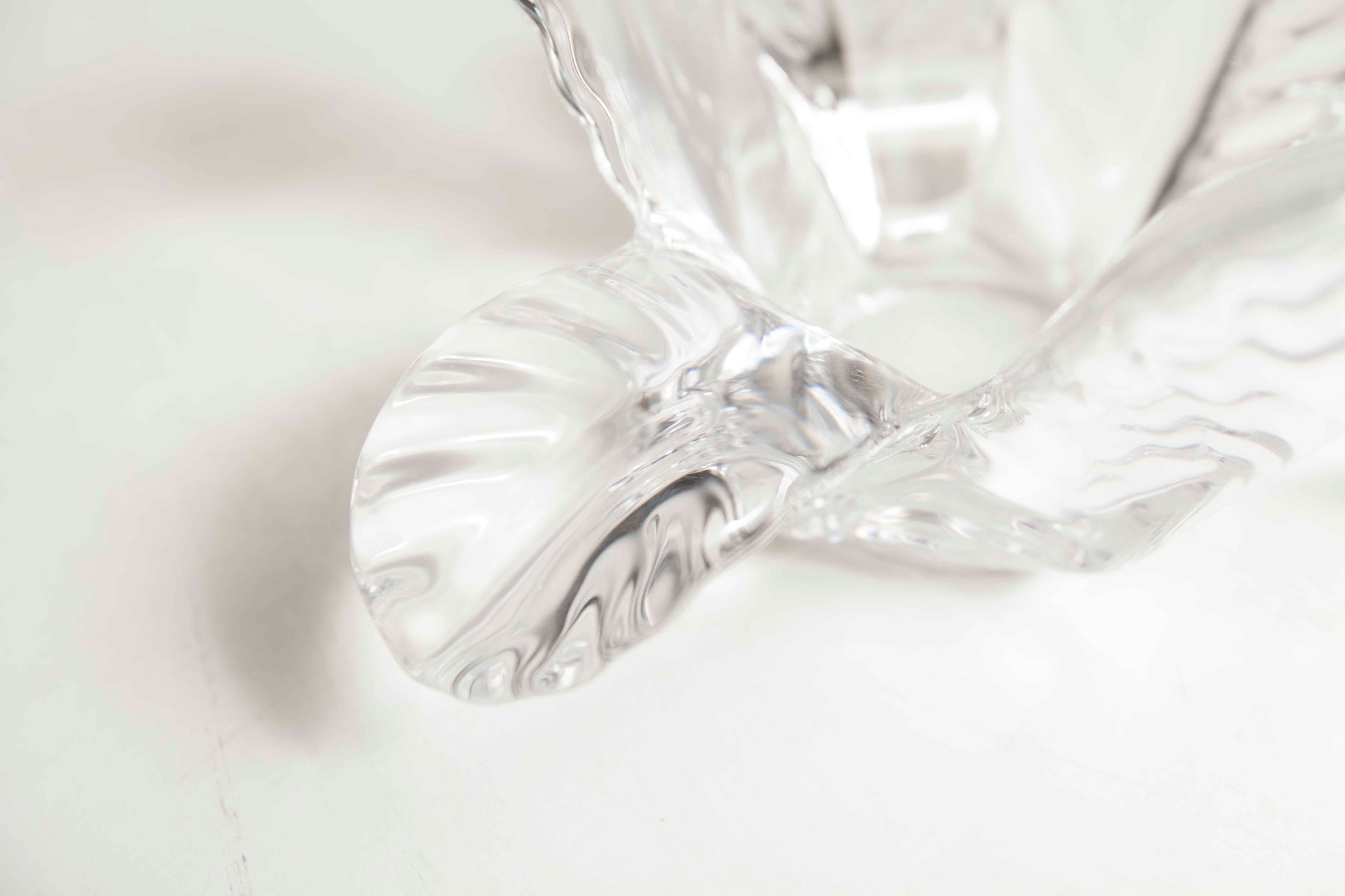 Empty floral pocket crystal of transparent arques signed
