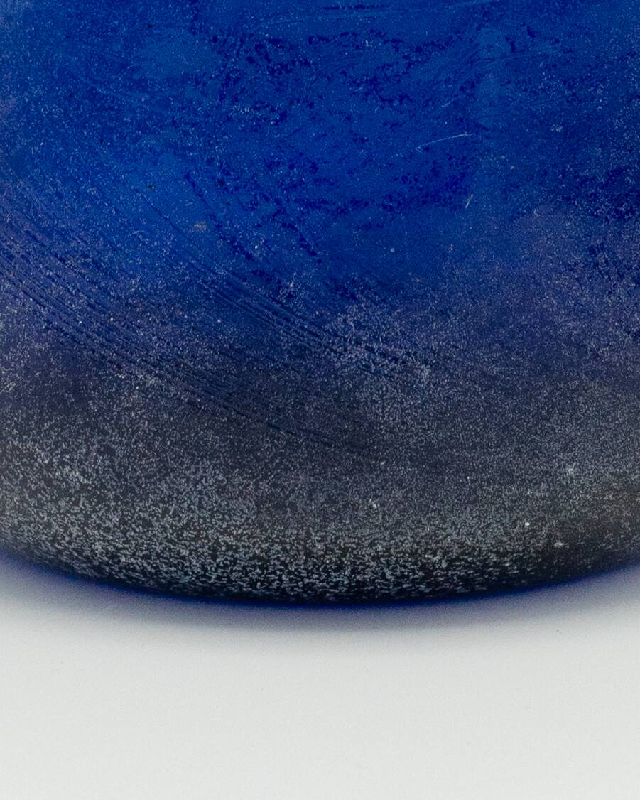 Vase en verre Scavo Murano Seguso bleu cobalt, soufflé à la main, années 1980, finition brutaliste.
