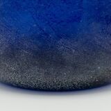 Vase en verre Scavo Murano Seguso bleu cobalt, soufflé à la main, années 1980, finition brutaliste.