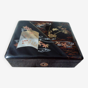 Coffret/ boîte à bijoux en bois laqué noir à décor asiatique