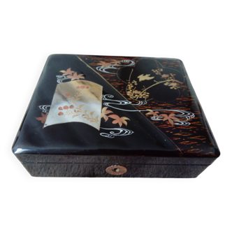 Black lacquered wooden jewelry box/box with Asian decor