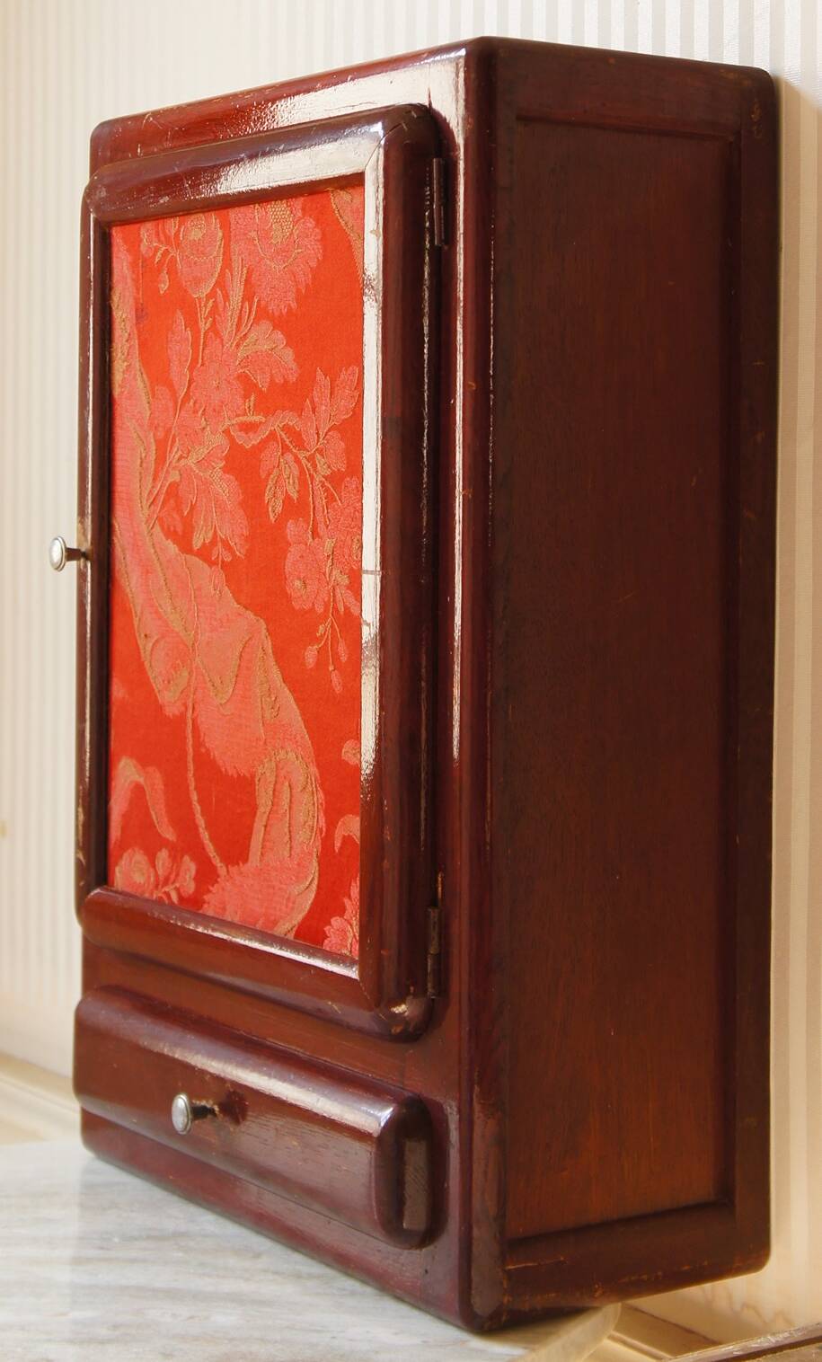 Medicine cabinet in red lacquered wood “Blood of beef”, Circa 1930