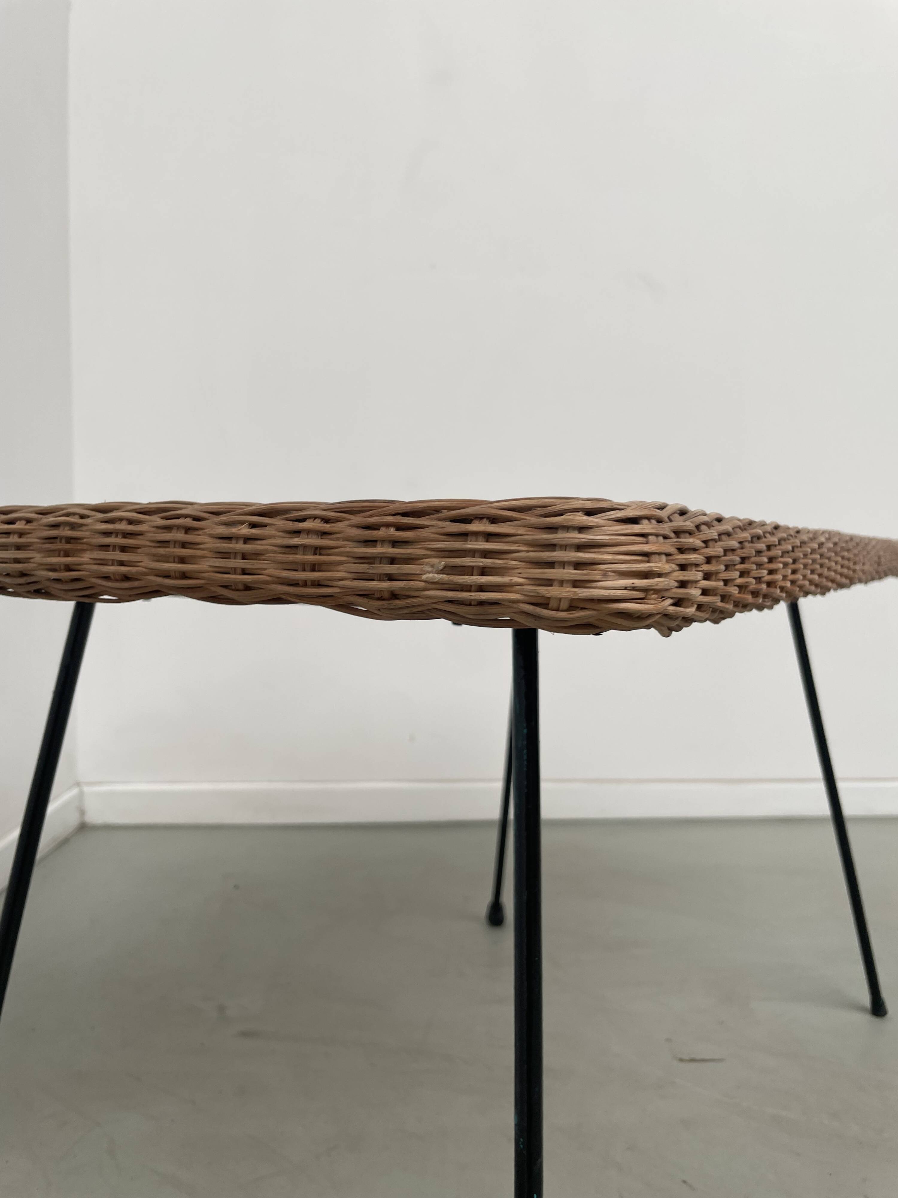 Table basse osier tressé et métal 1960