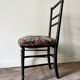 Chaise Napoléon III en bois noir et jacquard à fleurs