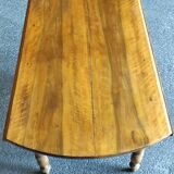 Table ronde à volets Louis Philippe, en noyer avec deux allonges.