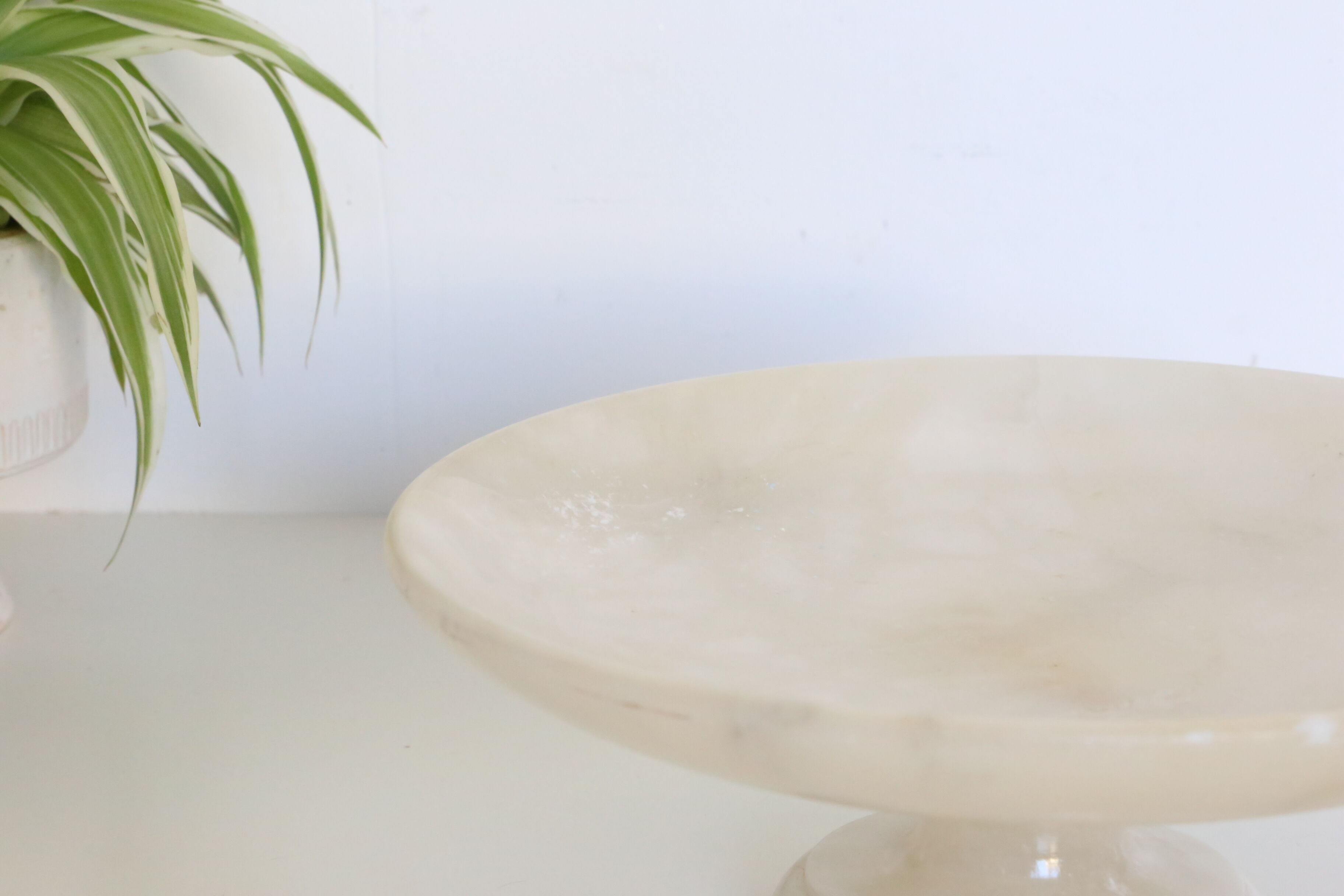 Compotier, flat on alabaster pedestal, 1960