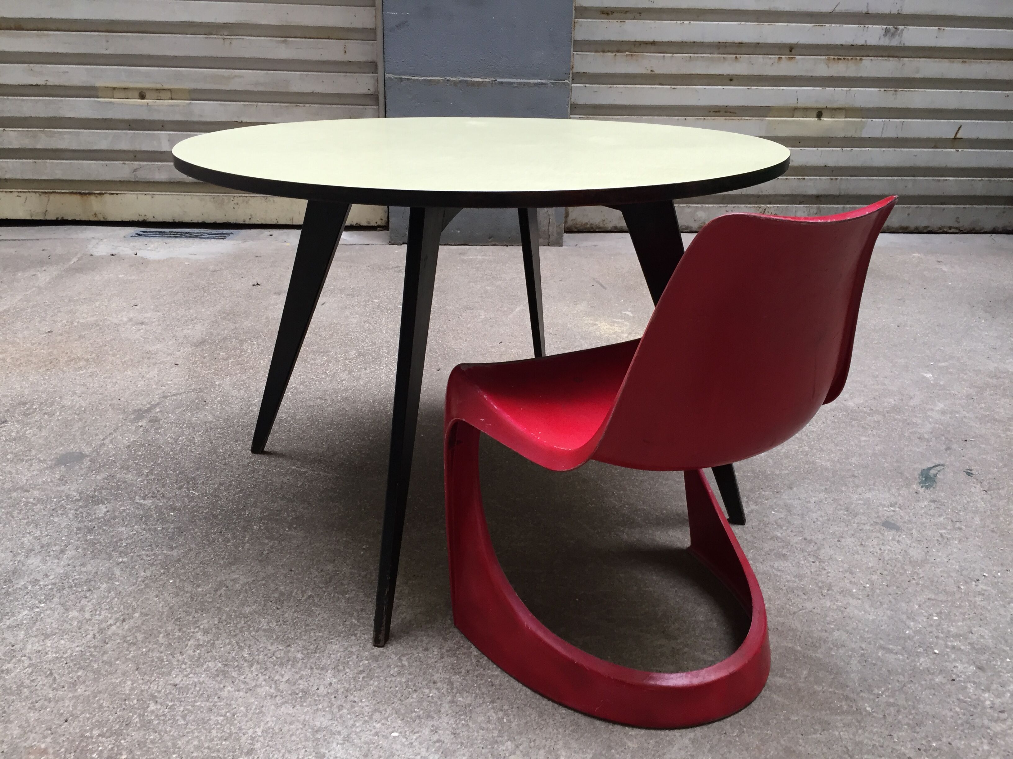 Round feet compass year 50 formica table