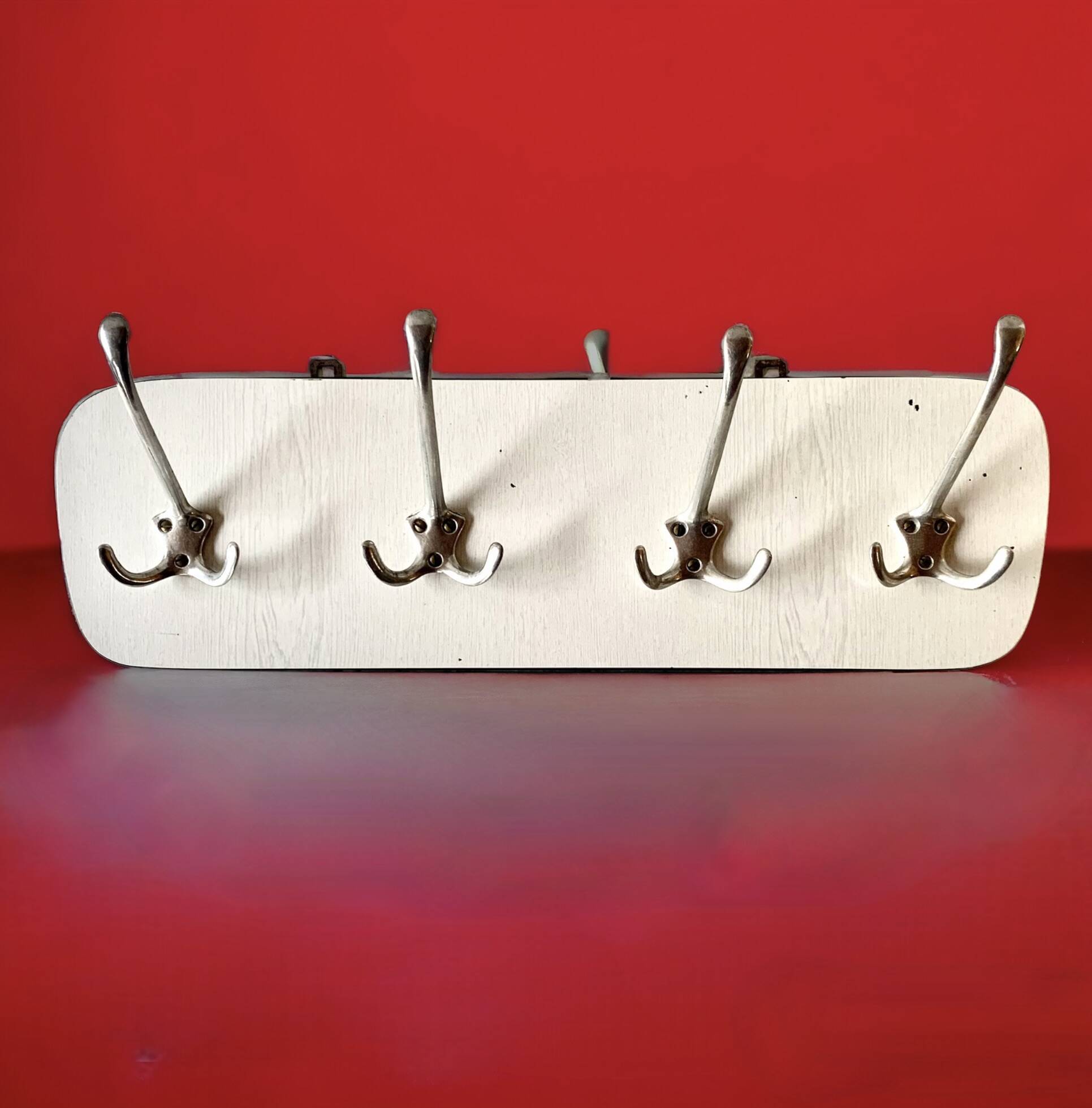 Vintage wall coat rack in white Formica - 4 cast aluminum coat hooks