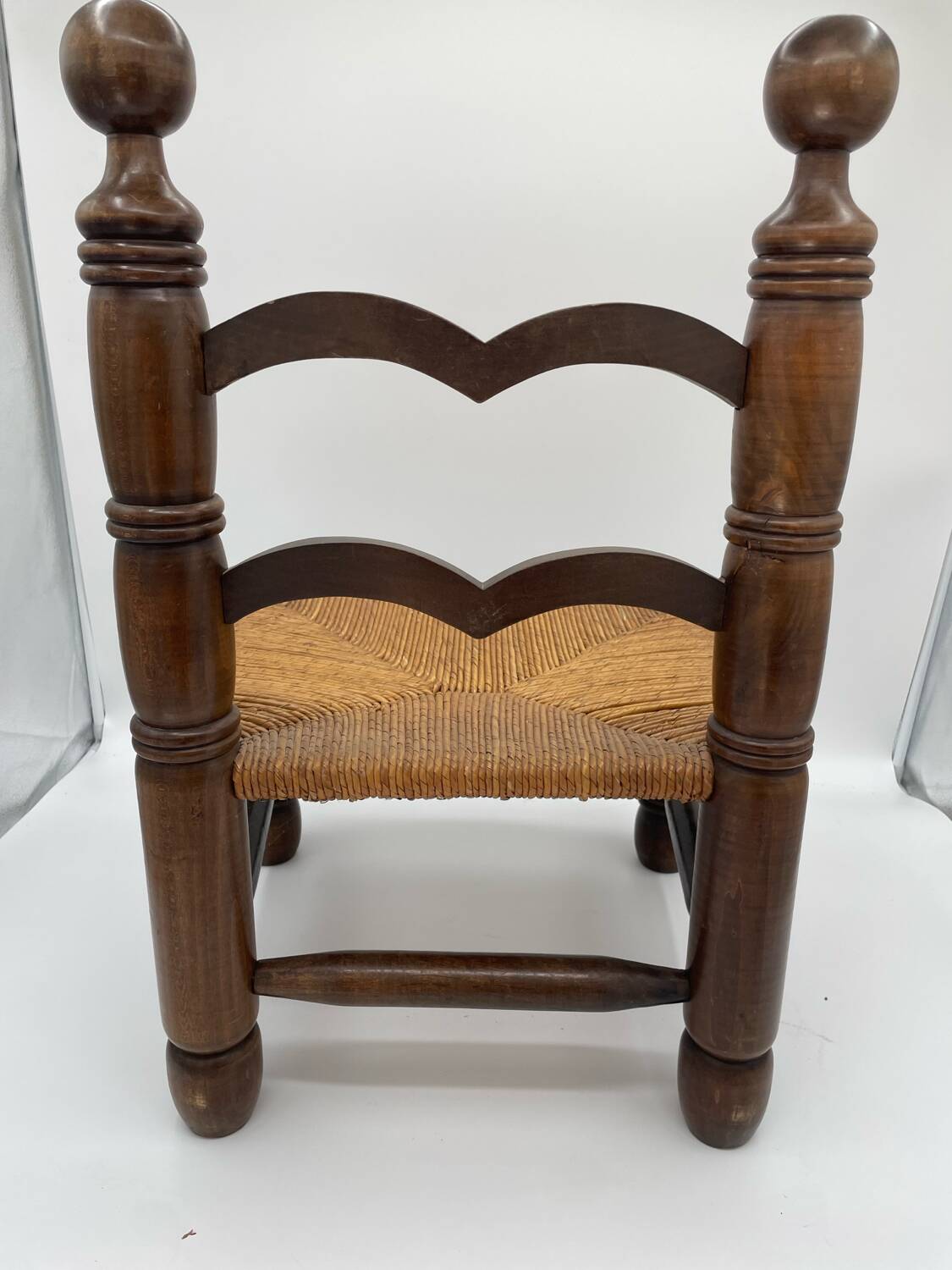 Chaise basse brutalisme bois et paille