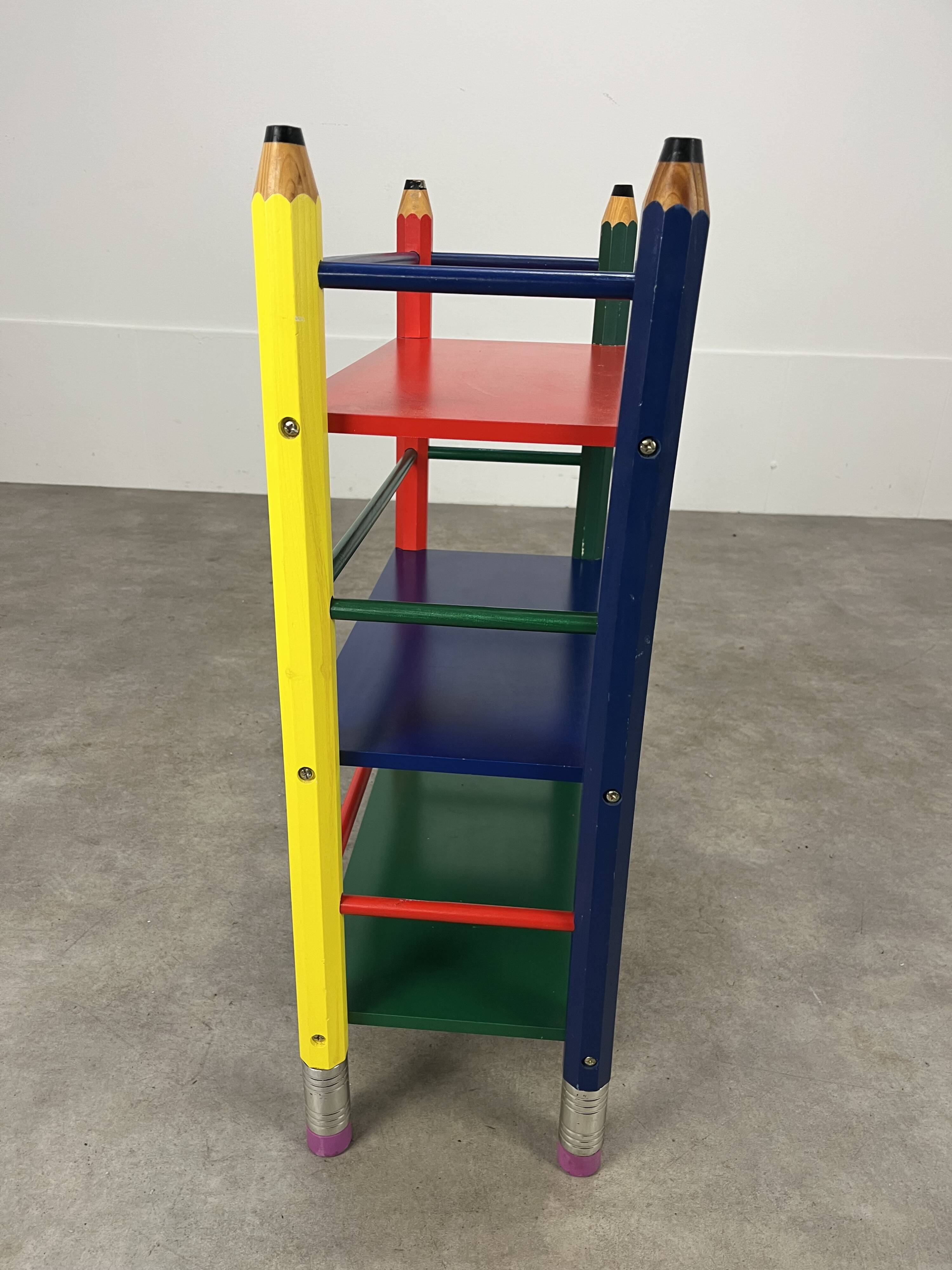 Etagère crayon style Pierre Sala pour enfants