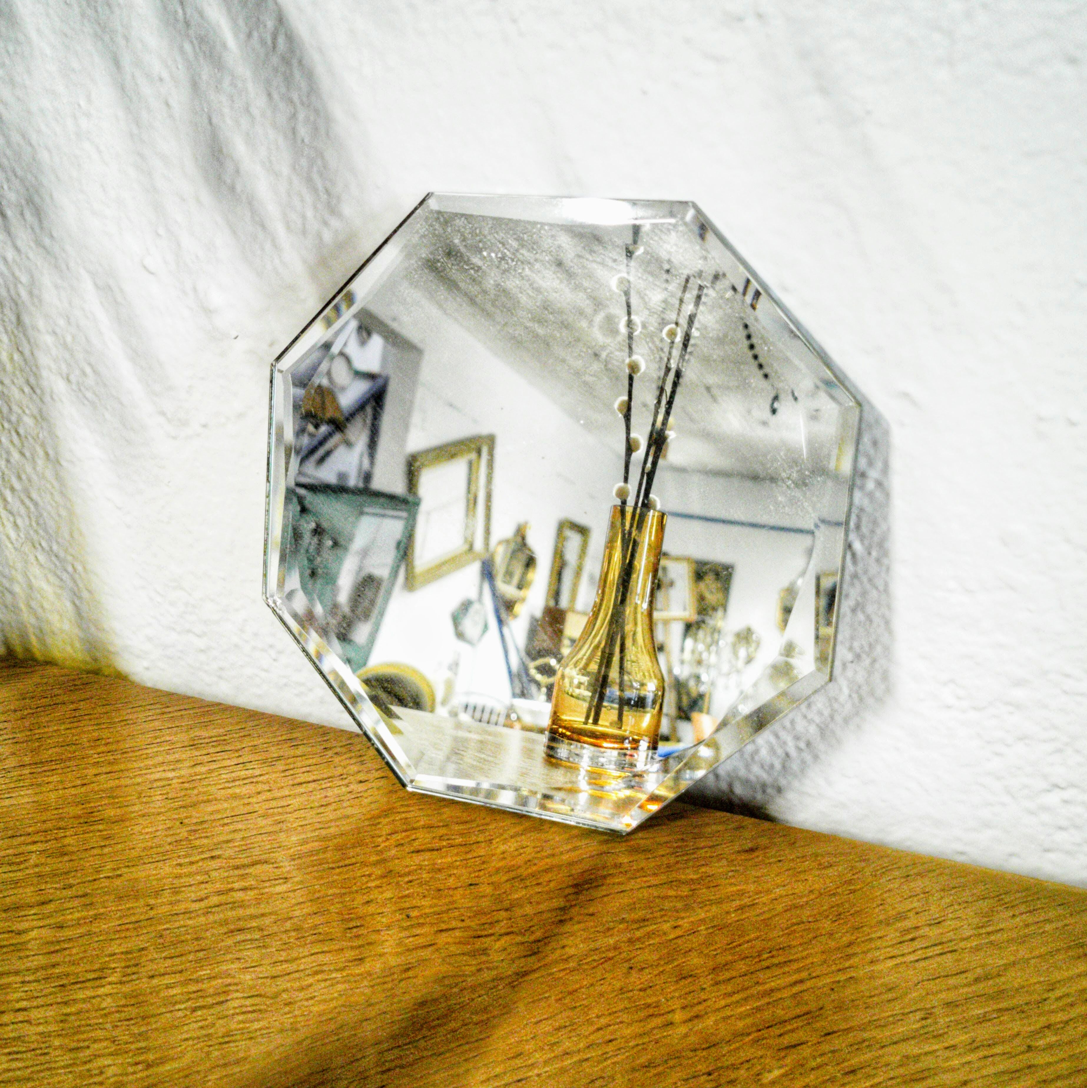 Bevelled mirror to lay