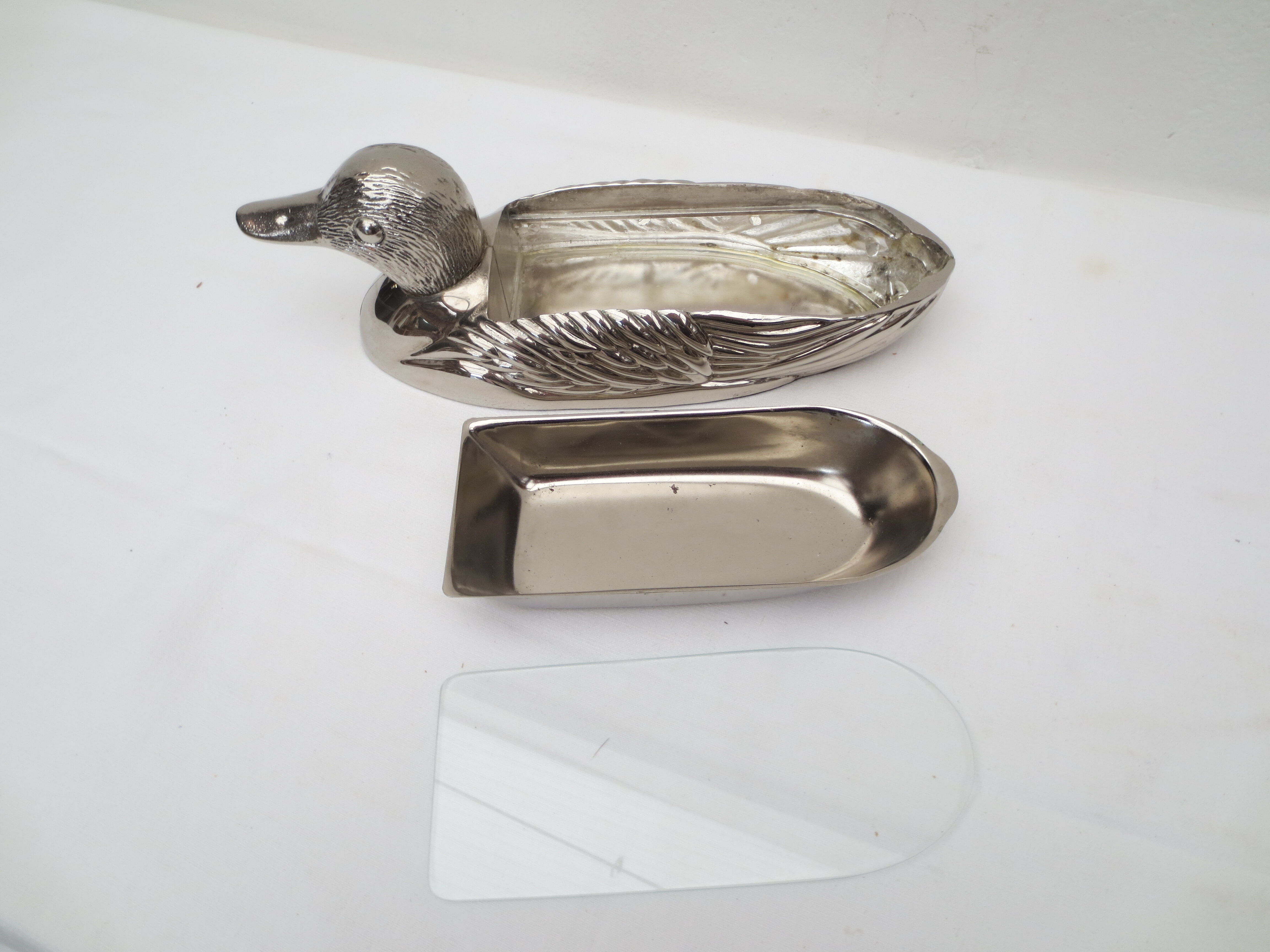 Foie gras dish in silver metal, duck décor