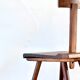 Chaise en bois brutaliste