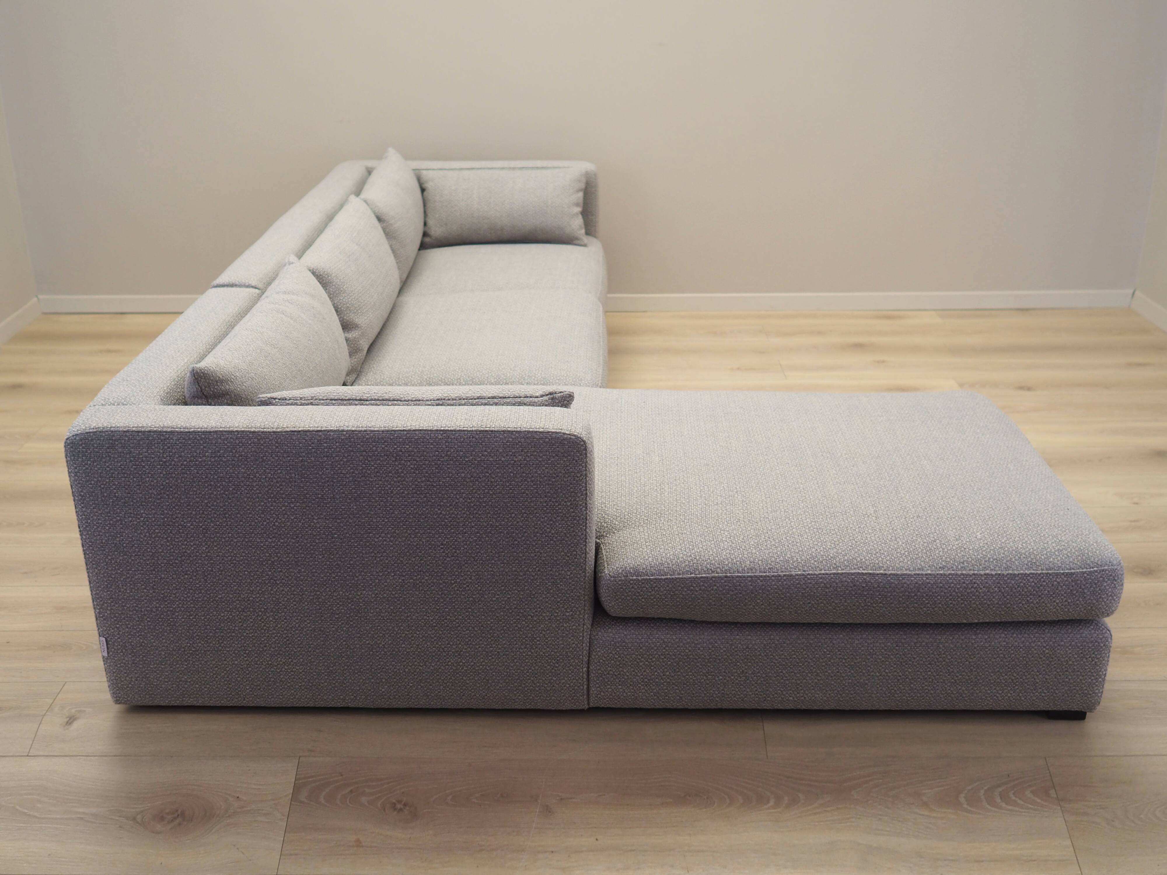 Canapé d'angle gris, design scandinave, années 2000
