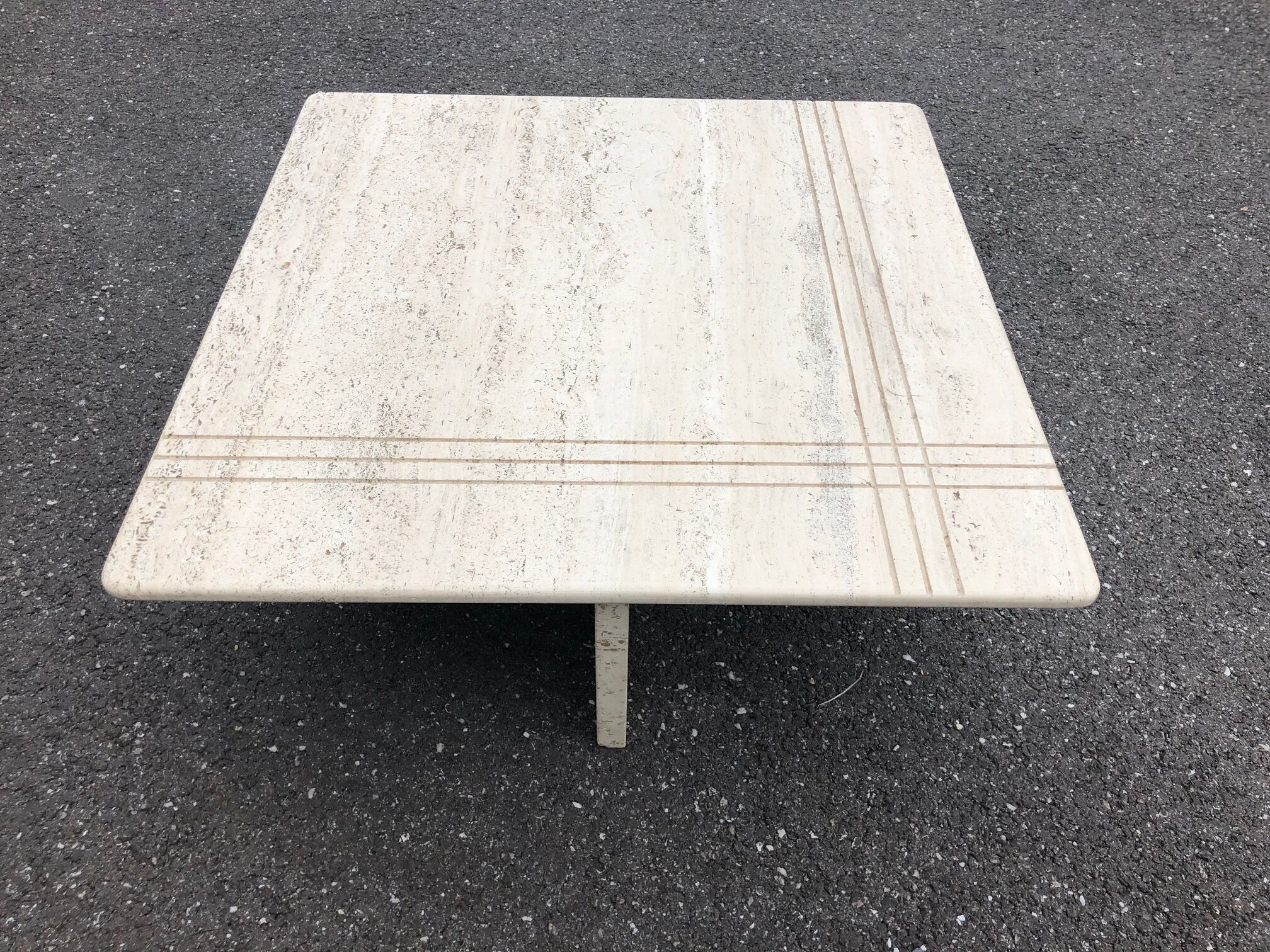 Square bass table in travertine