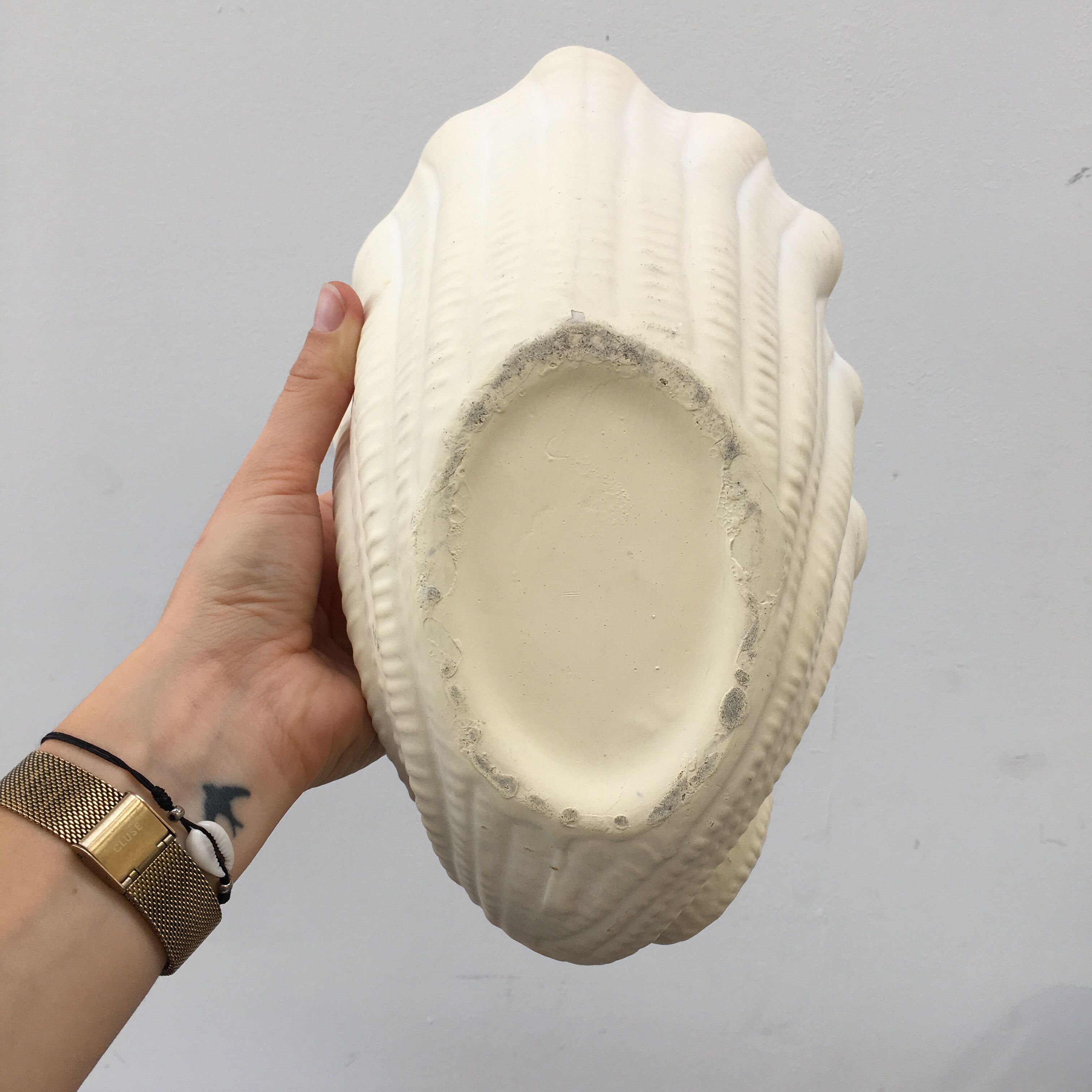 Shell-shaped pot cover in matt white ceramic