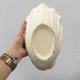 Shell-shaped pot cover in matt white ceramic