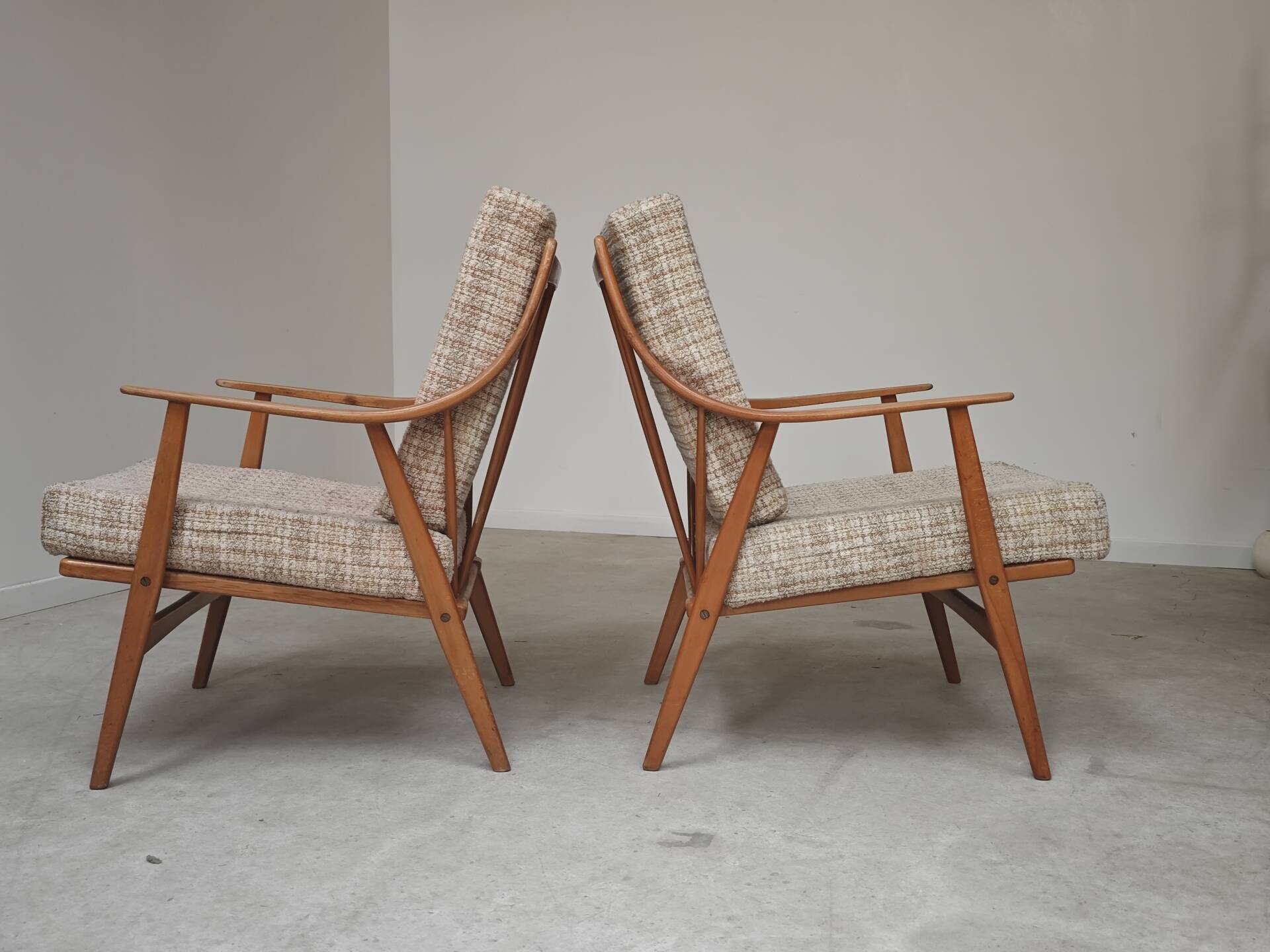Pair of Boomerang-style armchairs in ecru beige fabric, 1960s.