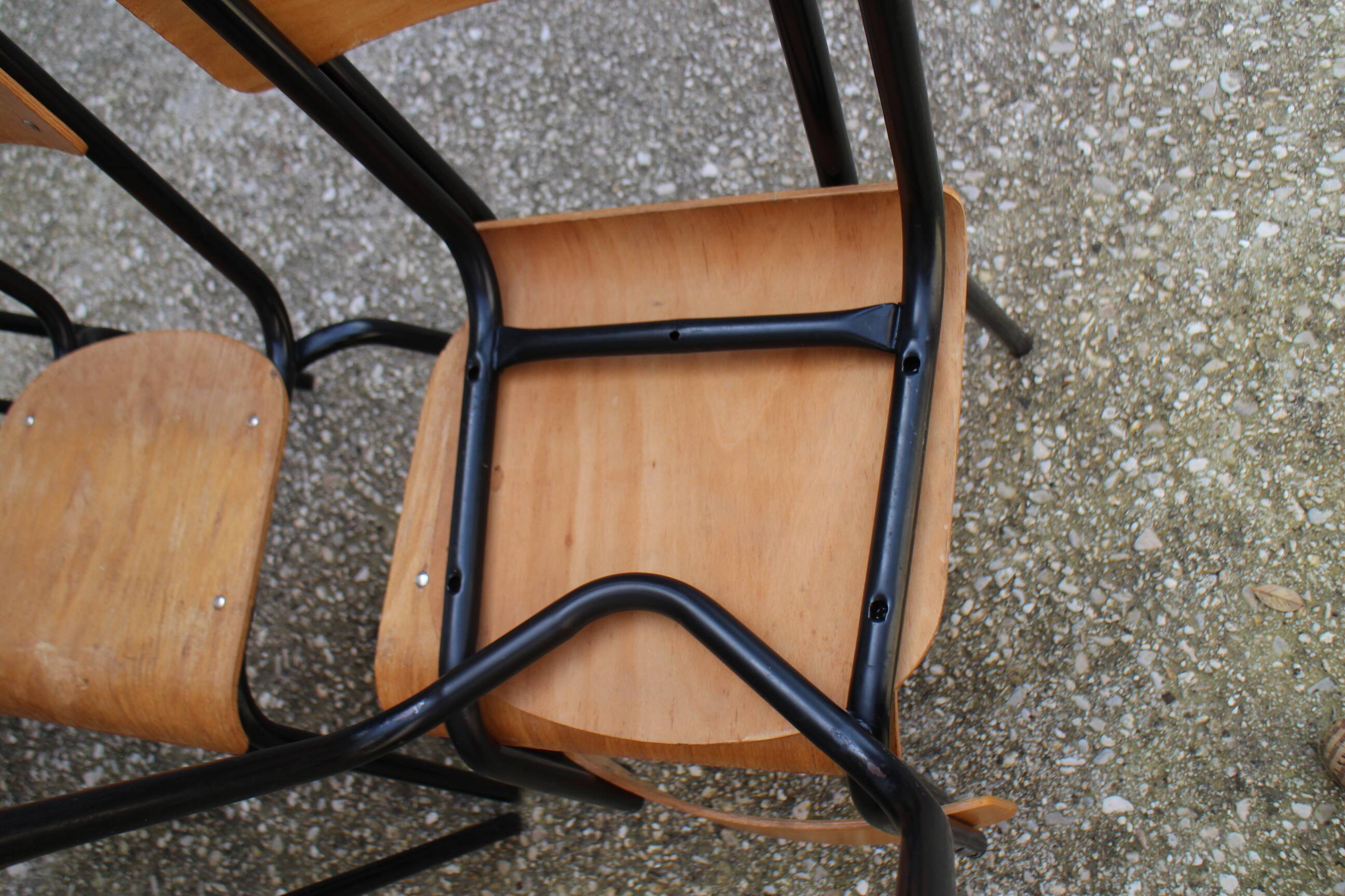 6 chaises d'école en métal noir et bois